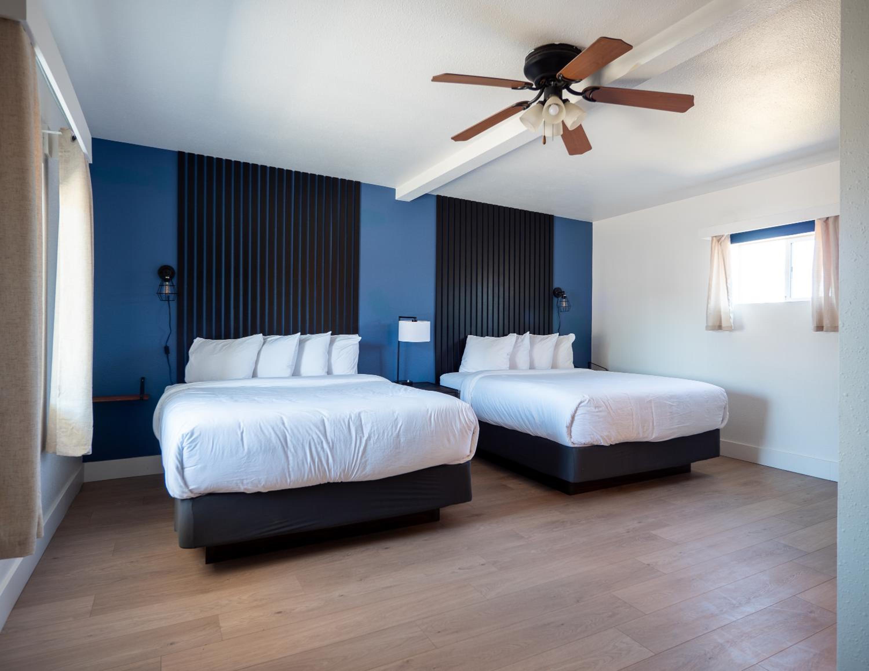 Queen Room with Two Queen Beds - Photo 19