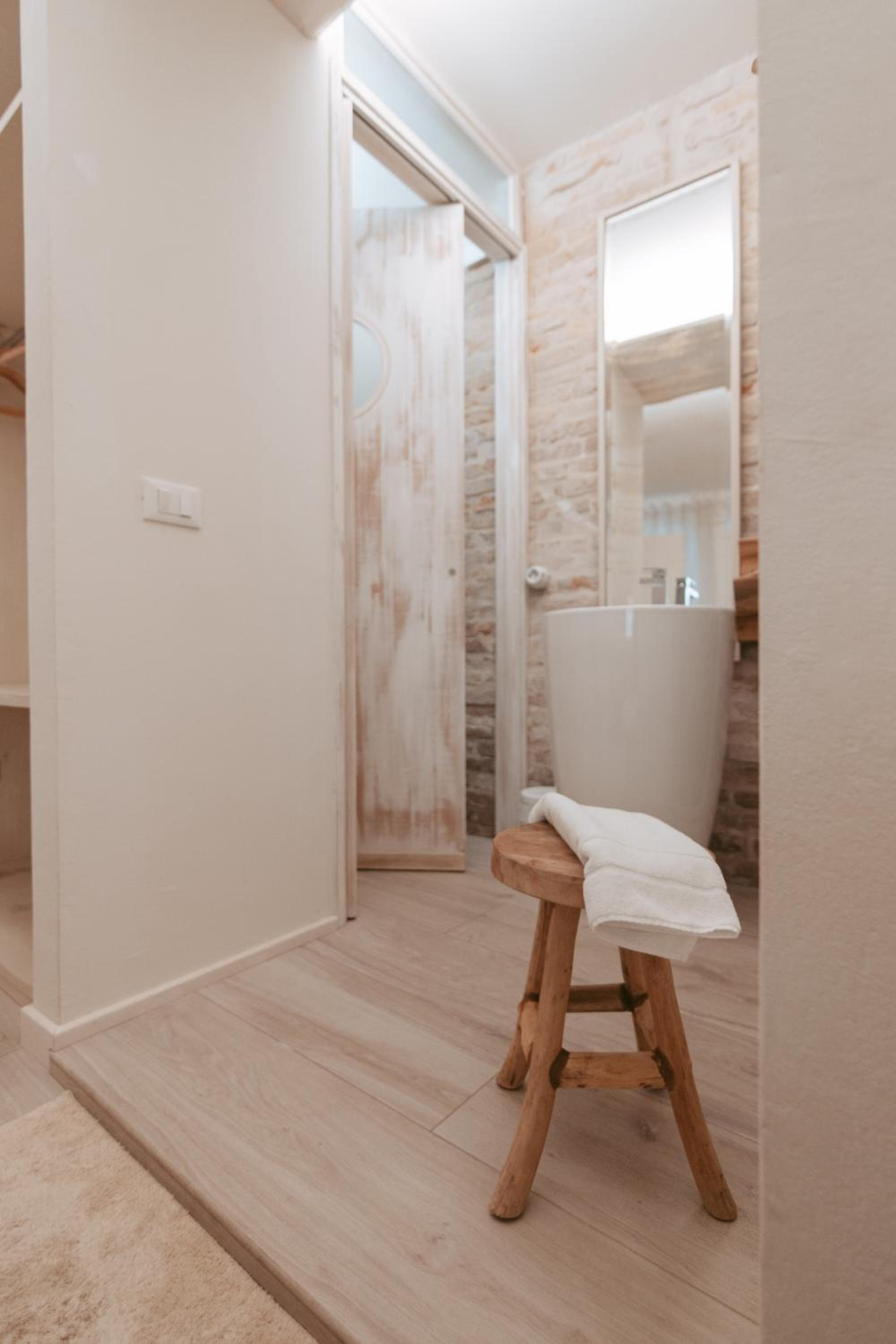 Double Room with Private Bathroom - Photo 4