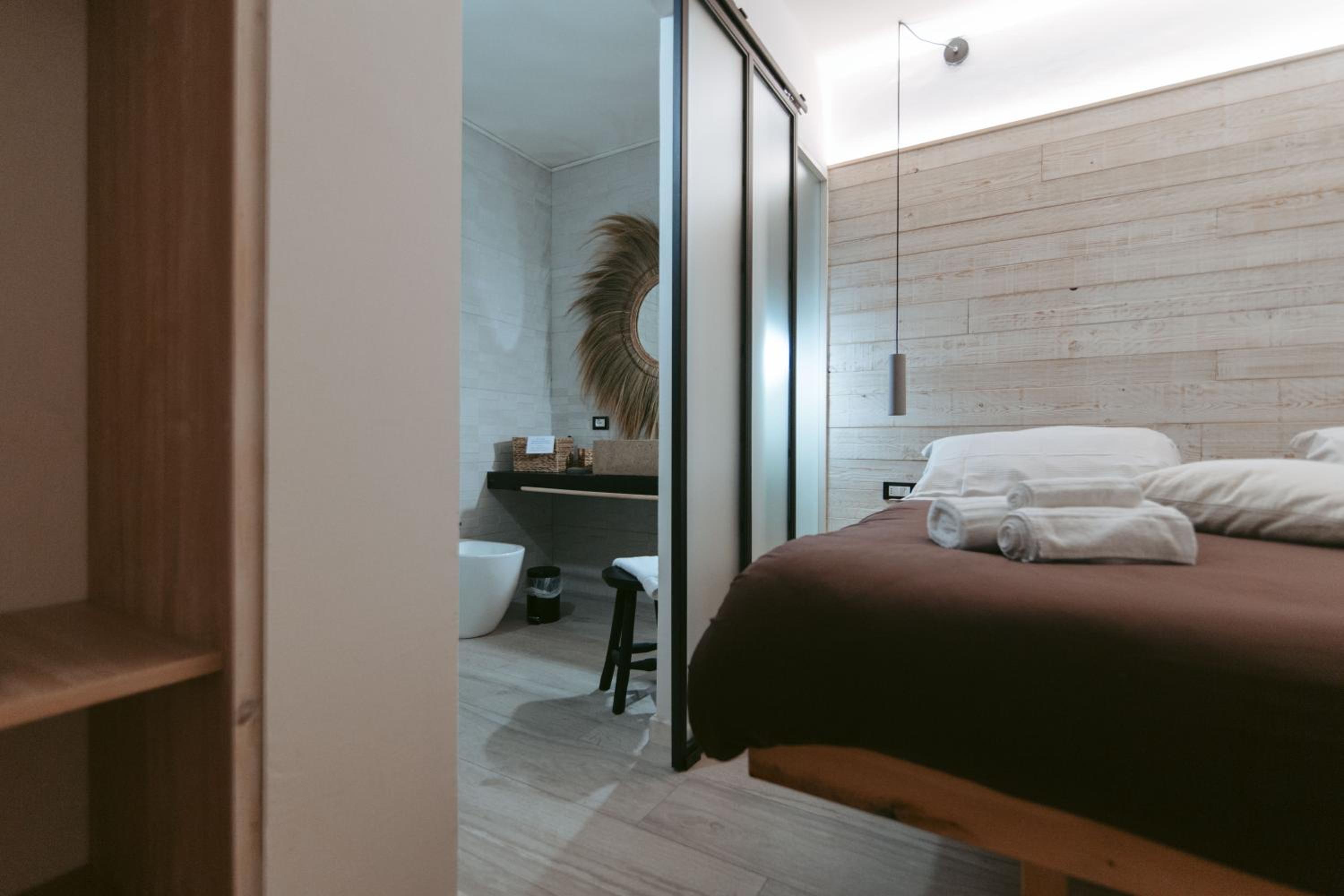 Double Room with Private Bathroom - Photo 10