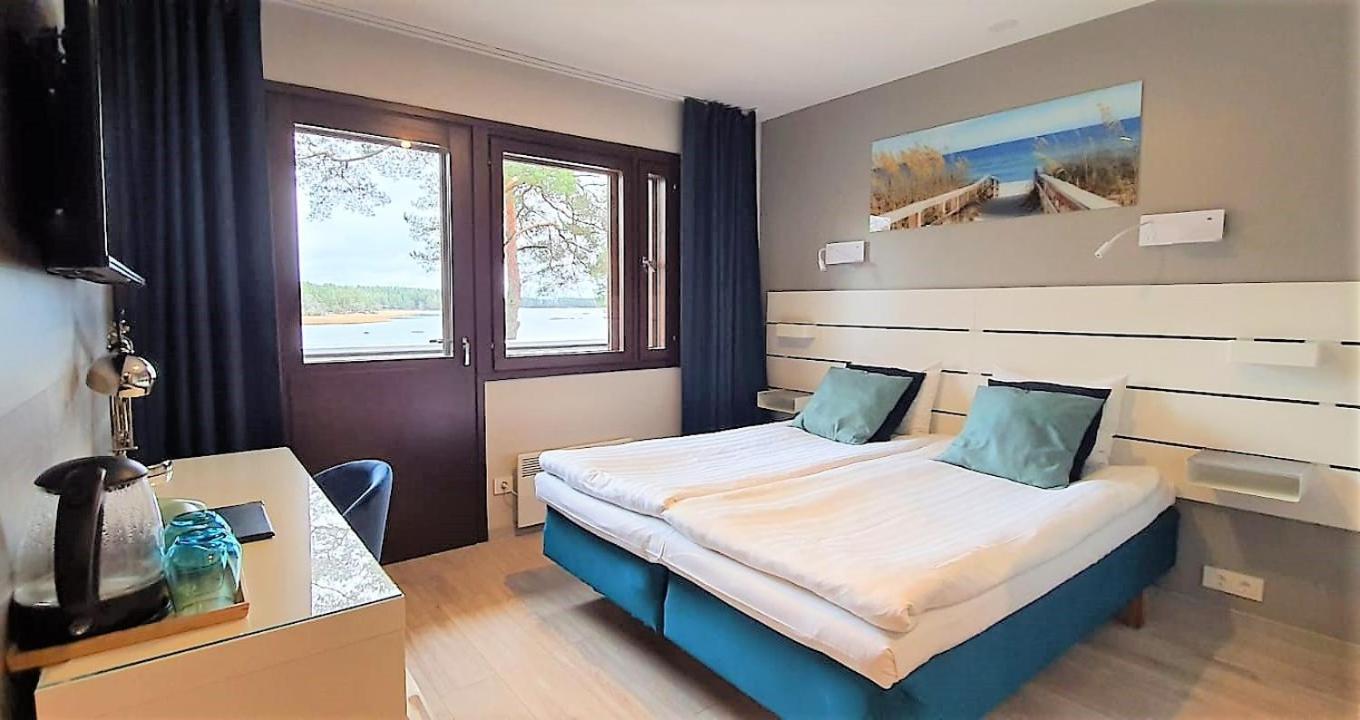 Sea View Room with Balcony - Photo 9