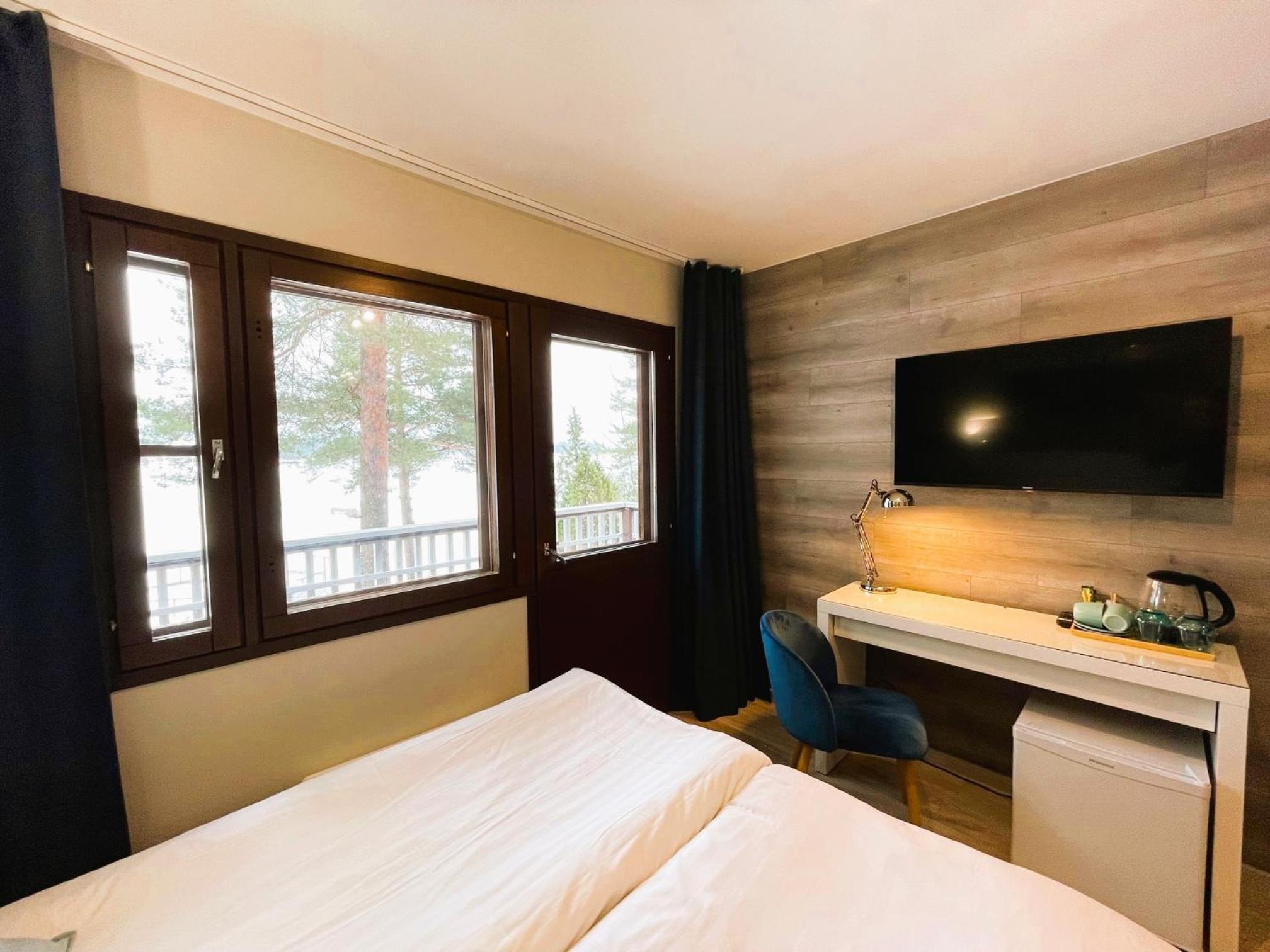 Sea View Room with Balcony - Photo 10