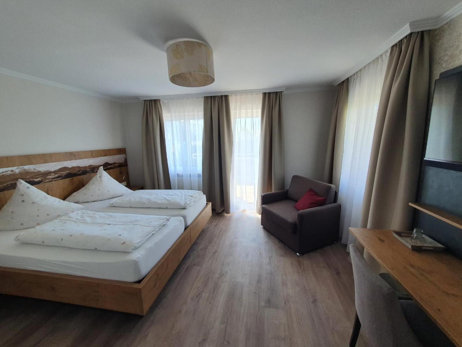 Double Room with Balcony - Photo 3