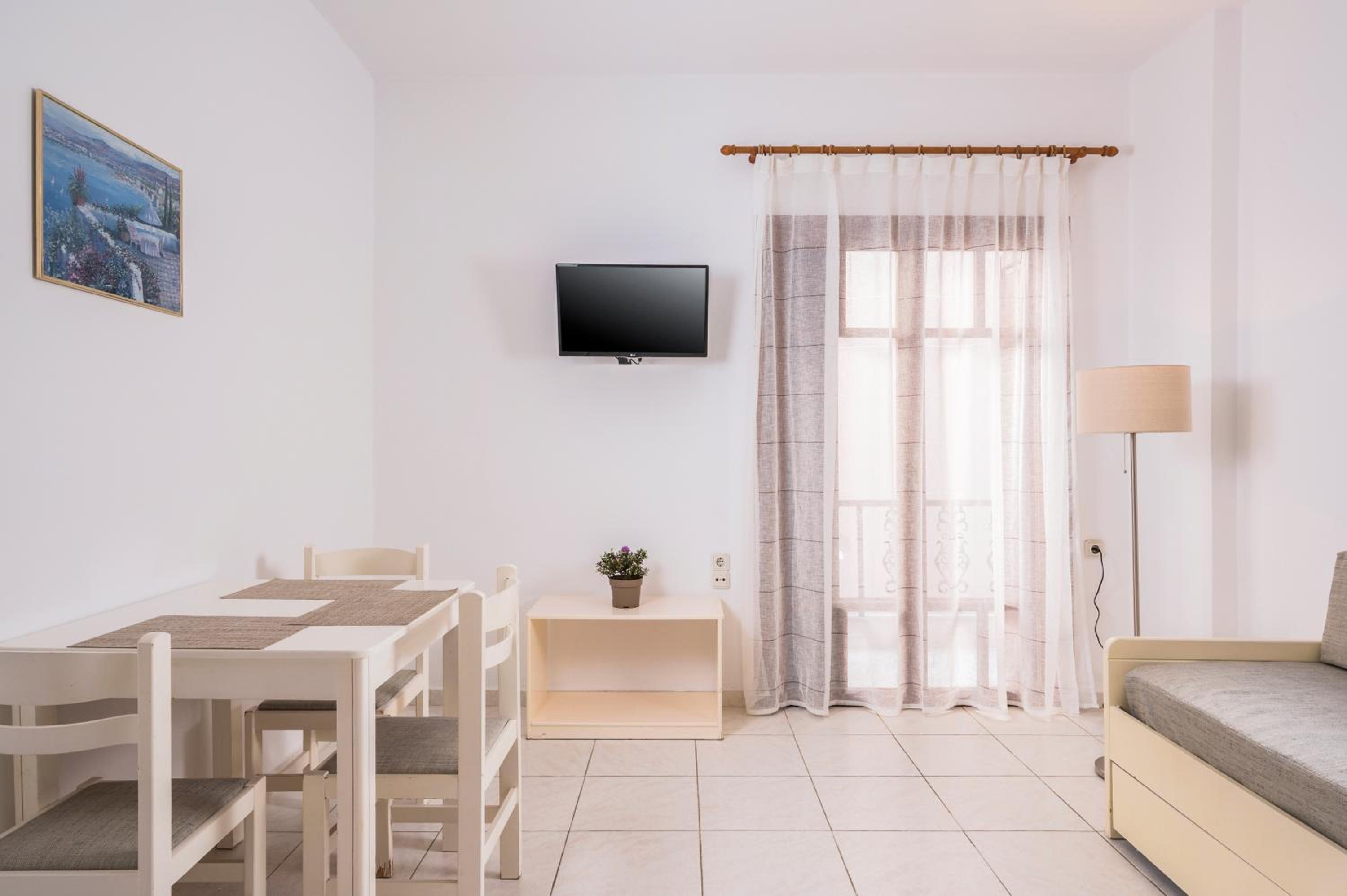 One-Bedroom Apartment with Sea View and Balcony photo 2
