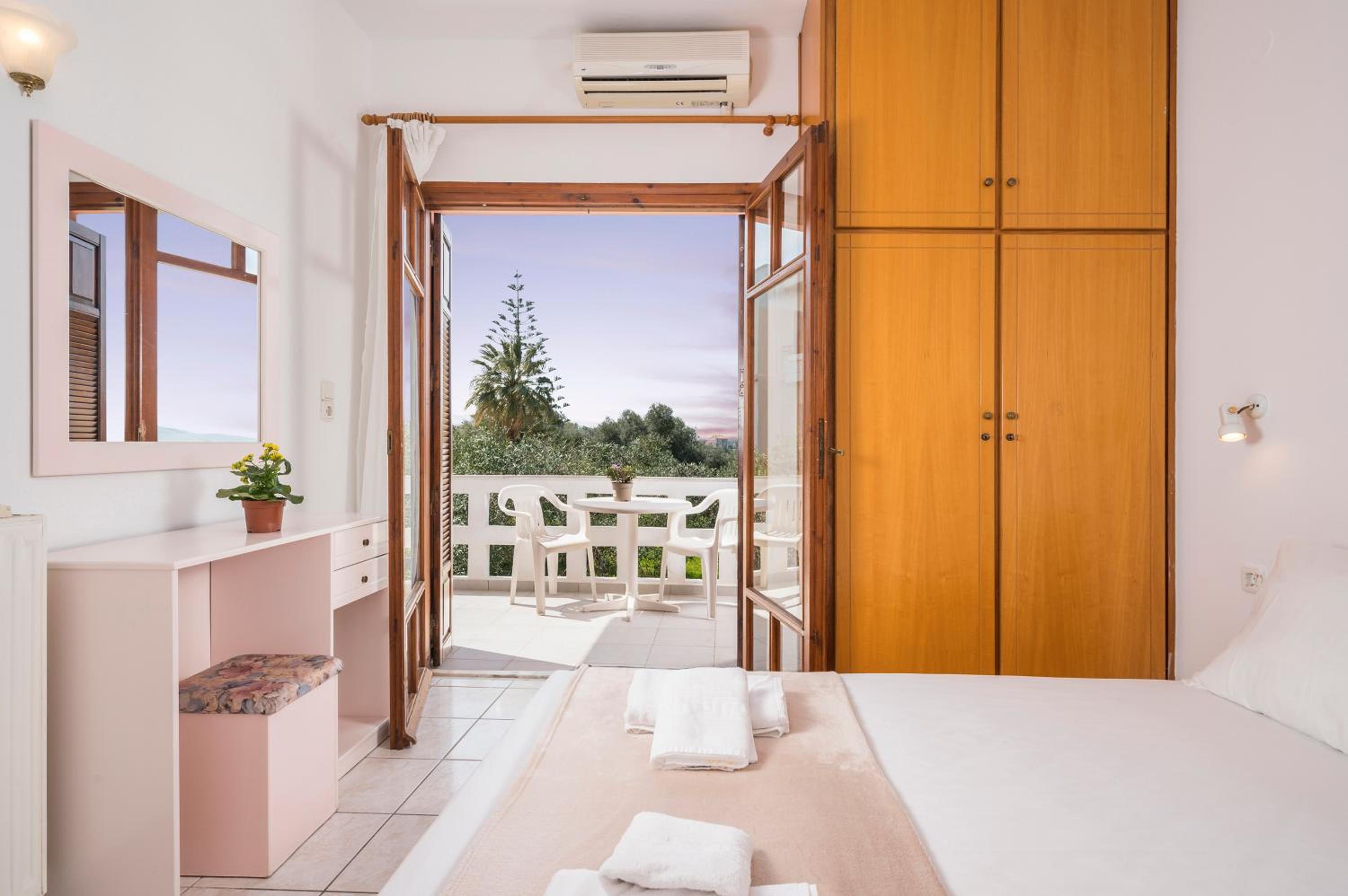 One-Bedroom Apartment with View photo 1
