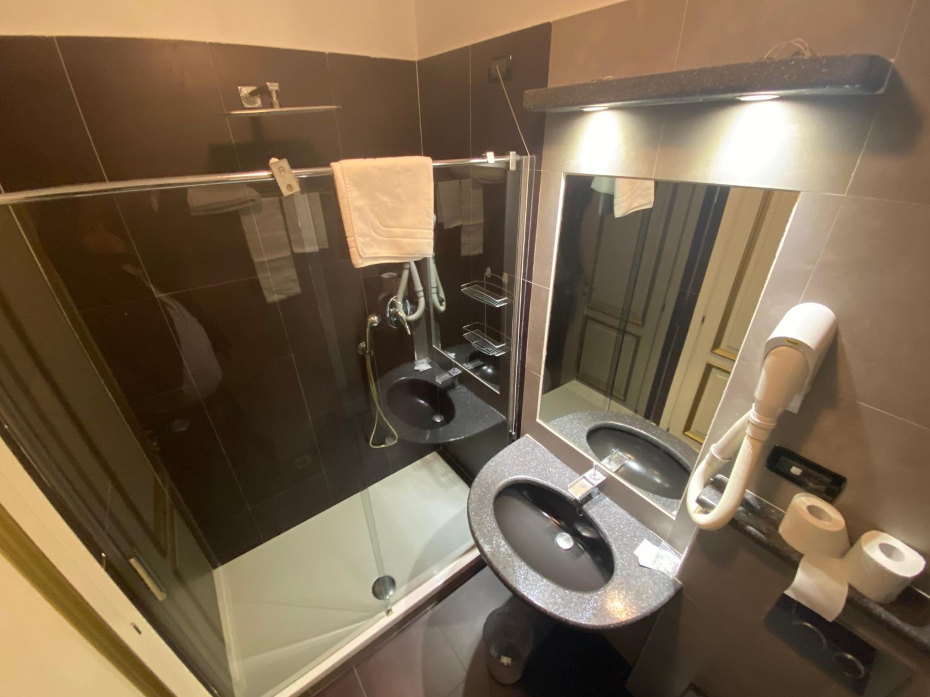 Double Room - Photo 7