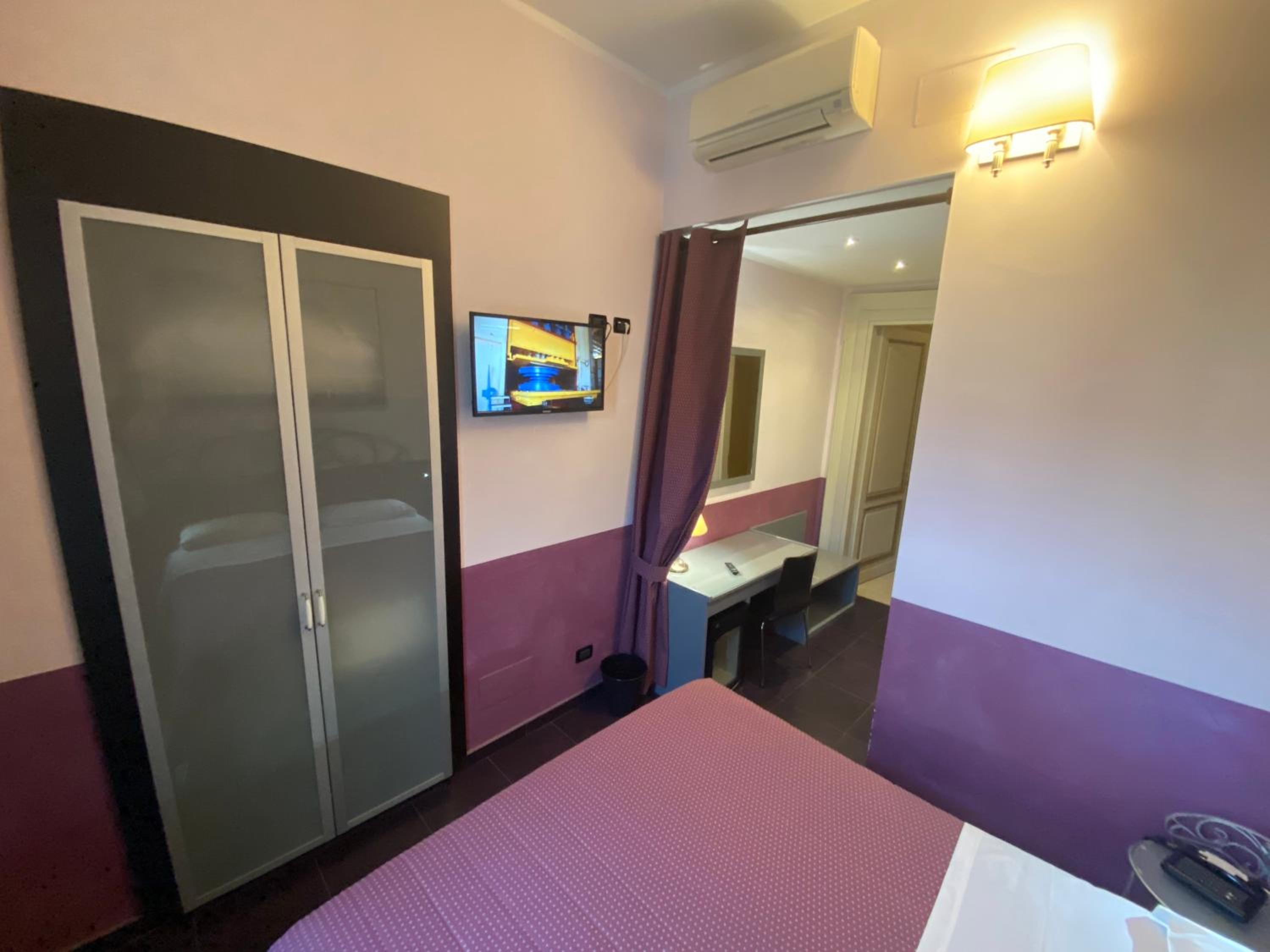 Double Room - Photo 8