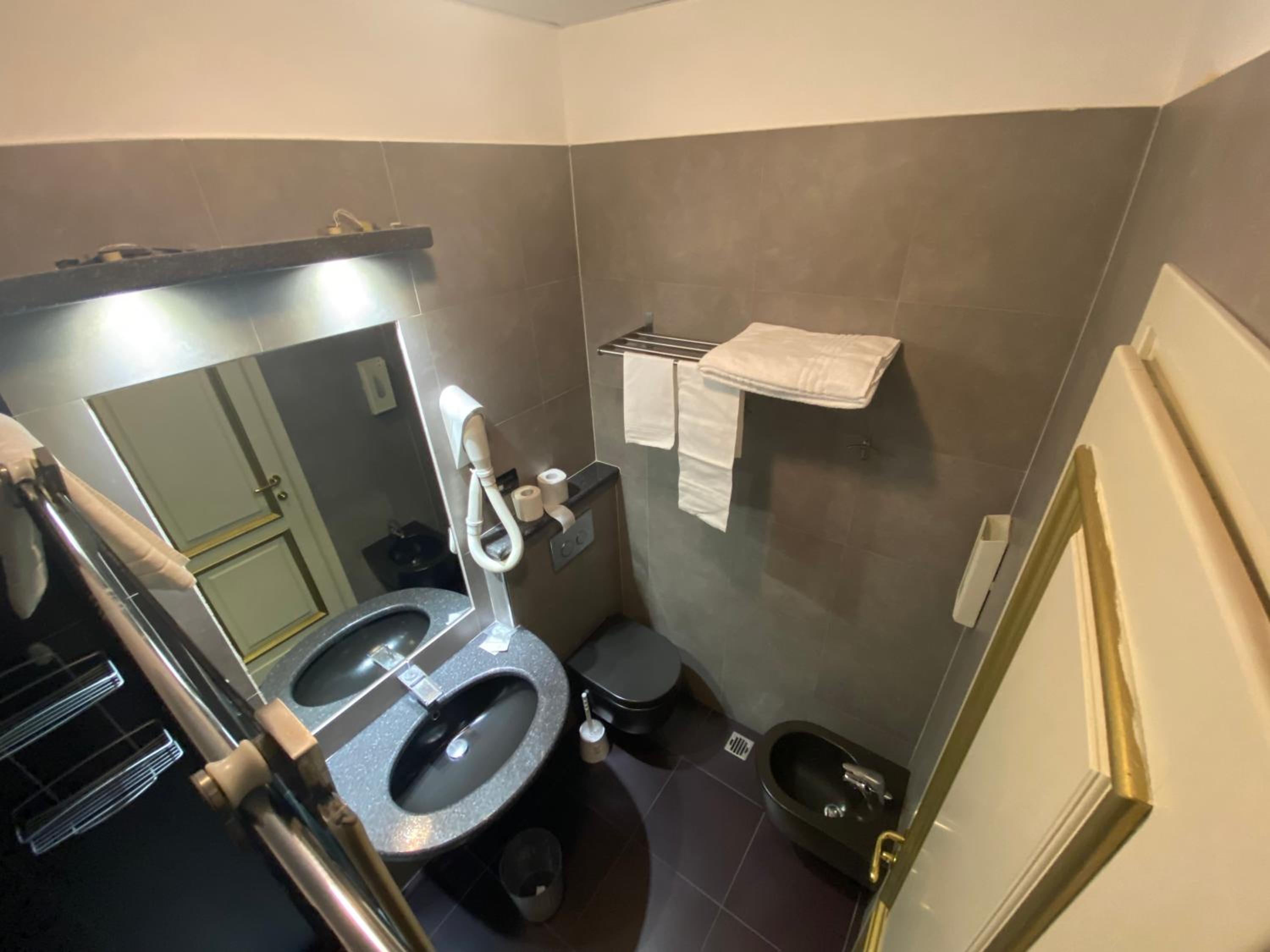 Double Room - Photo 5