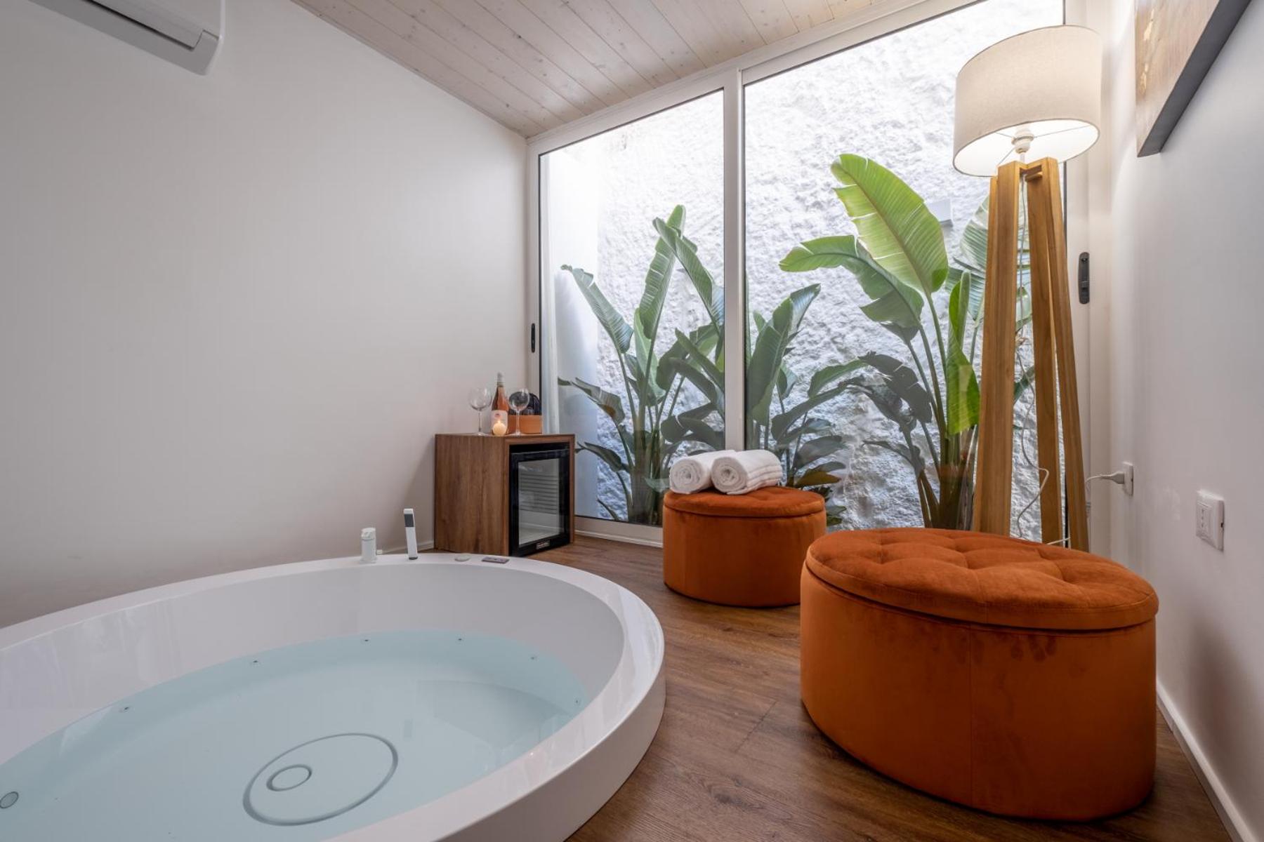 King Room with Spa Bath - Photo 9