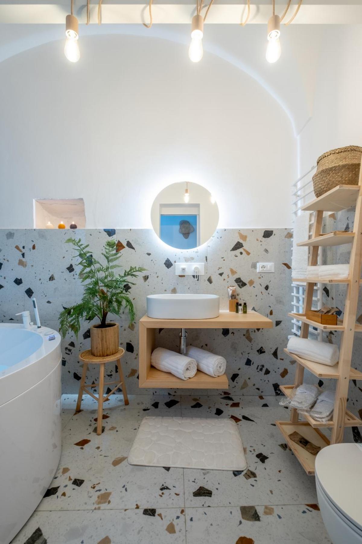 Double Room with Spa Bath - Photo 8