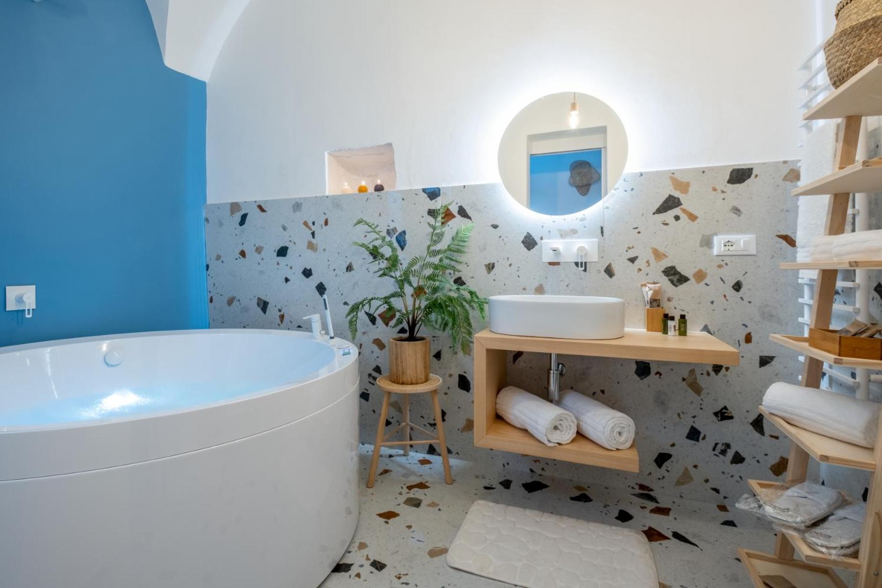 Double Room with Spa Bath - Photo 9