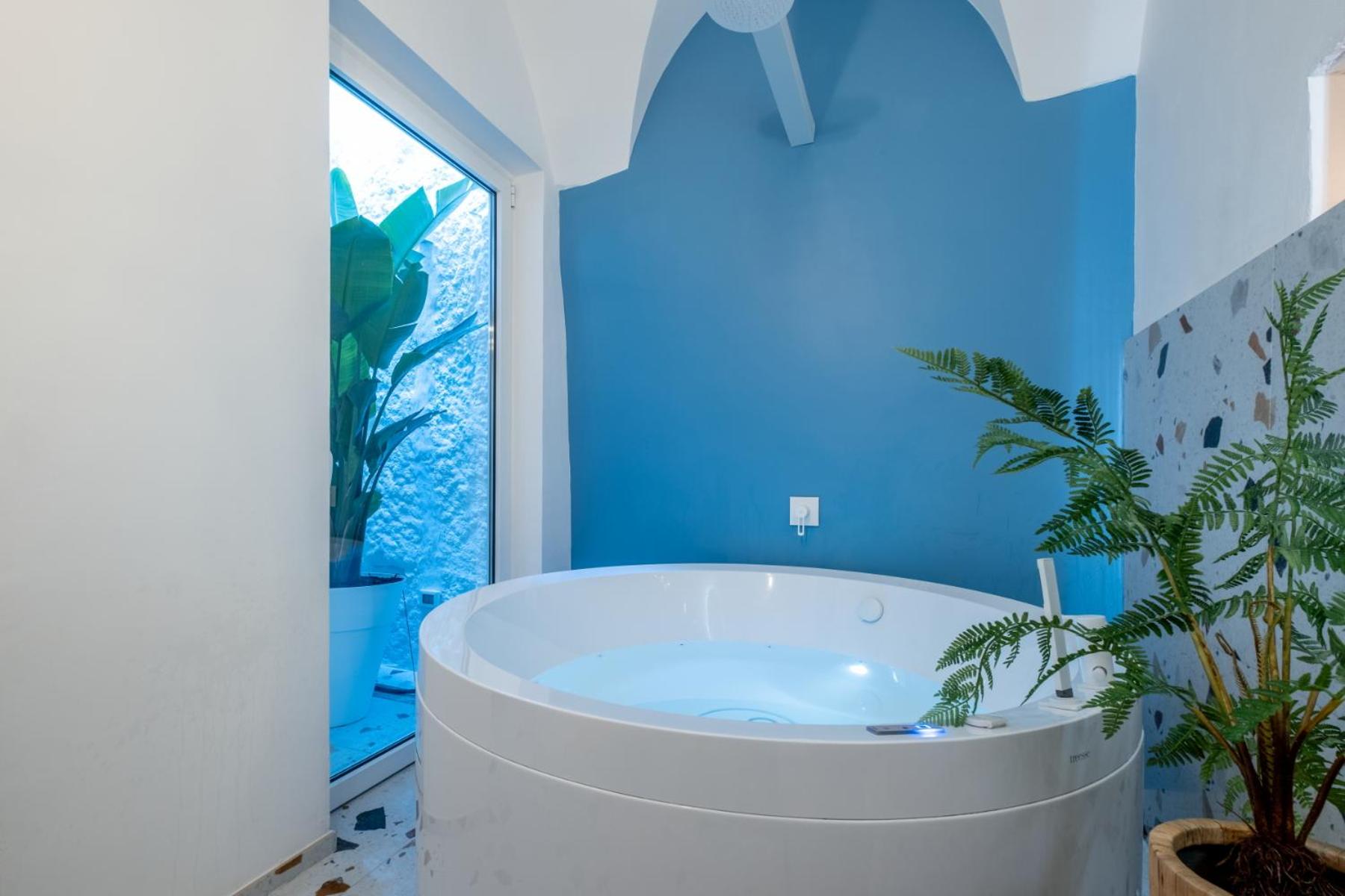 Double Room with Spa Bath - Photo 6