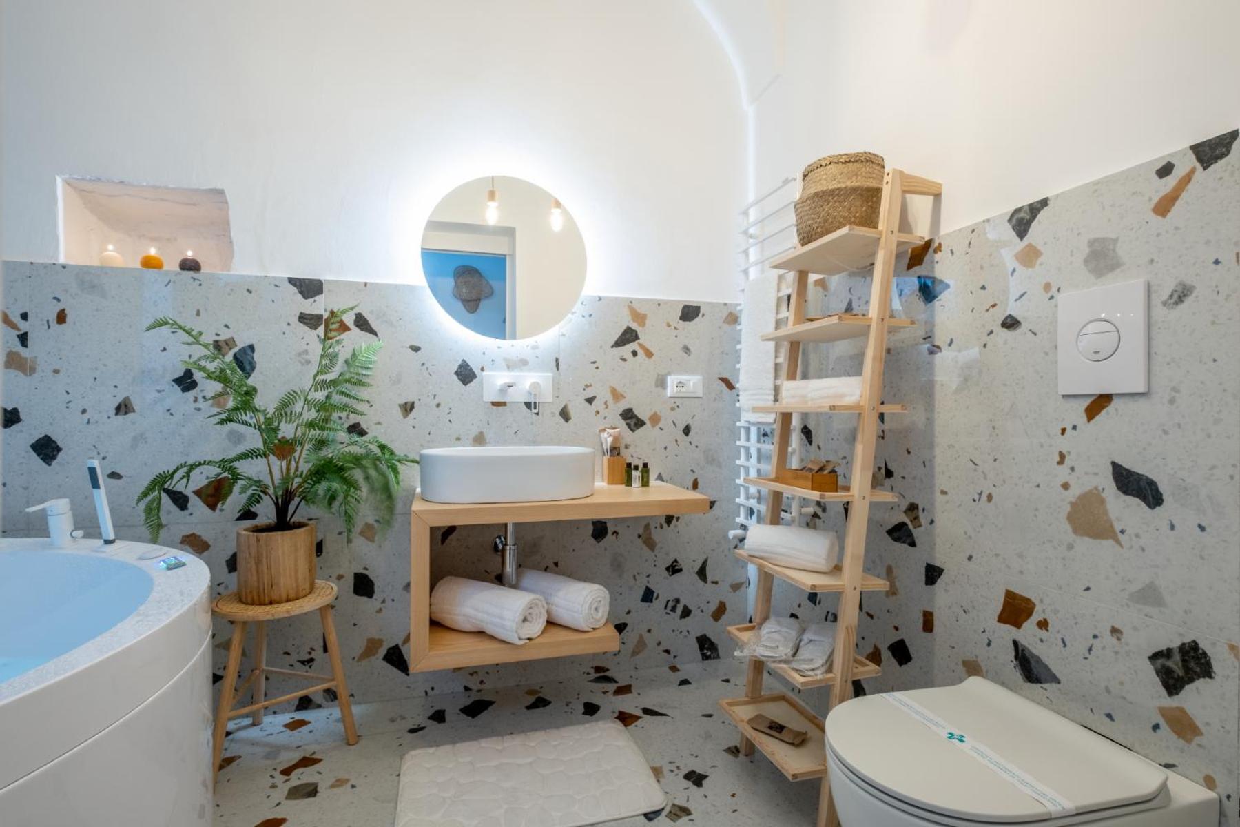 Double Room with Spa Bath - Photo 2