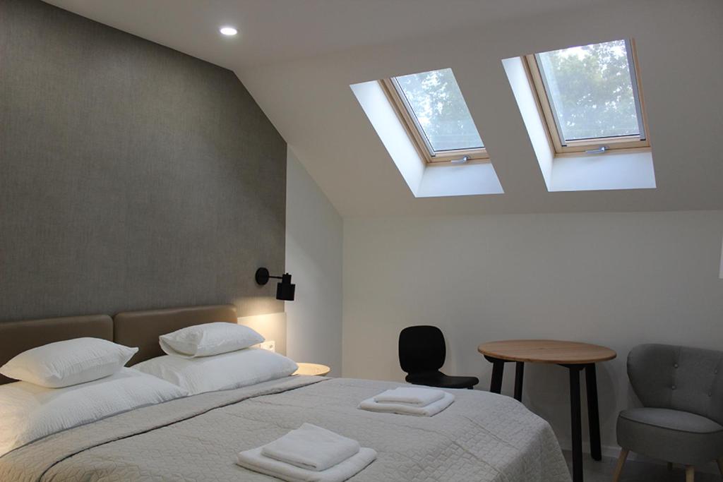 Double Room with Private Bathroom - Photo 2