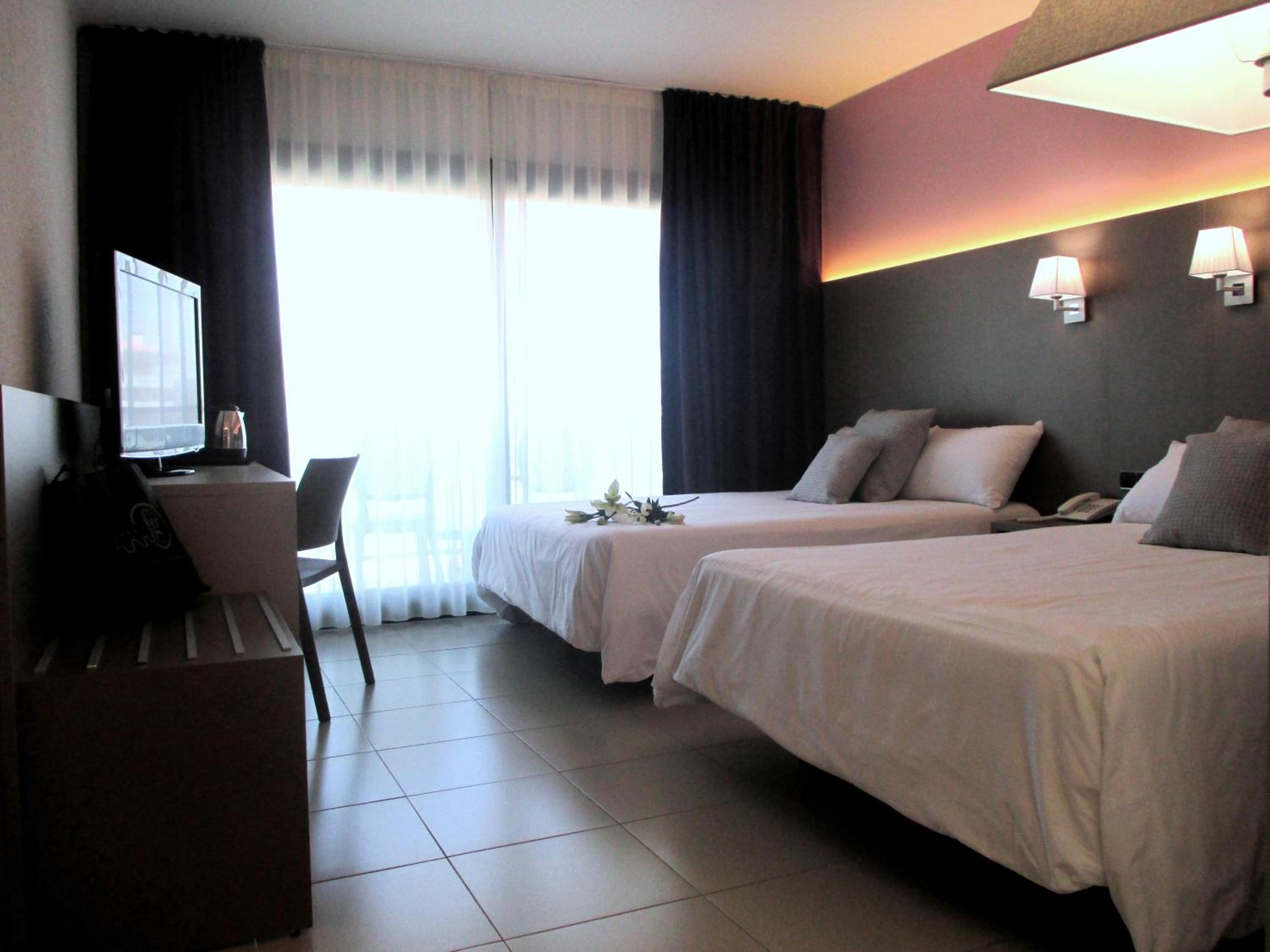 Superior Double Room with City View - Photo 3