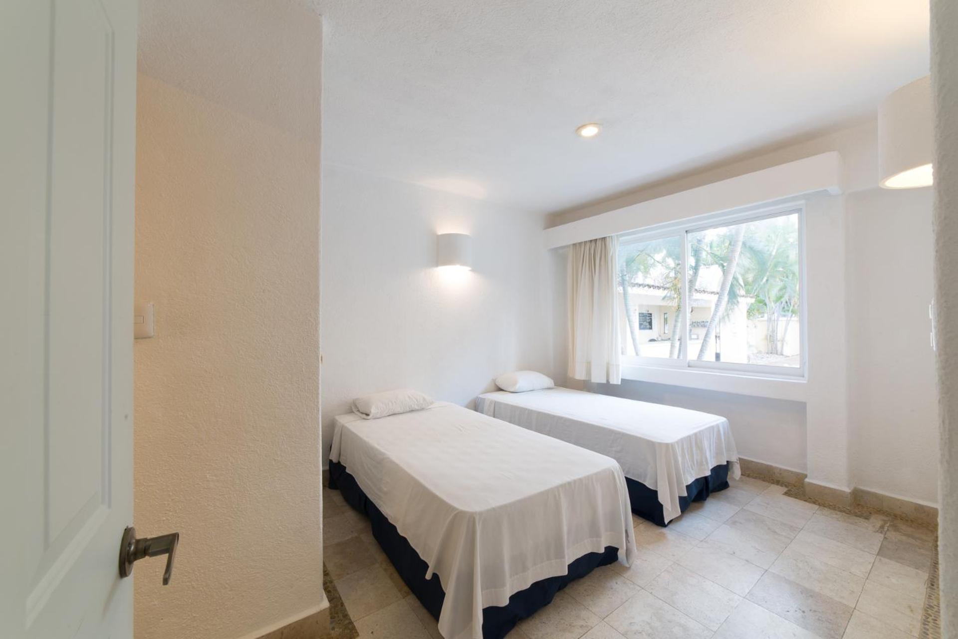 Suite - Photo 11