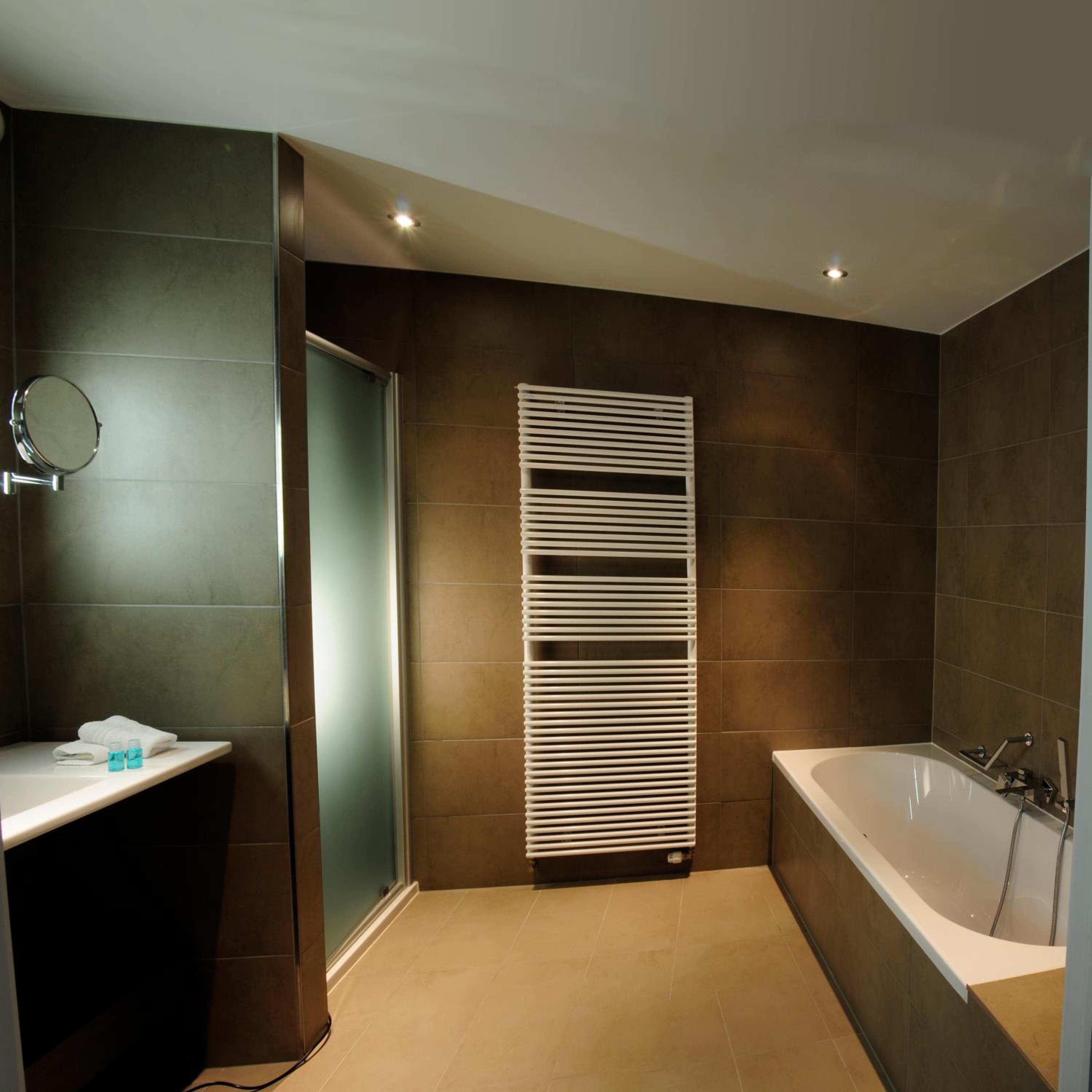 Family Suite with Separate Bedroom - Photo 3