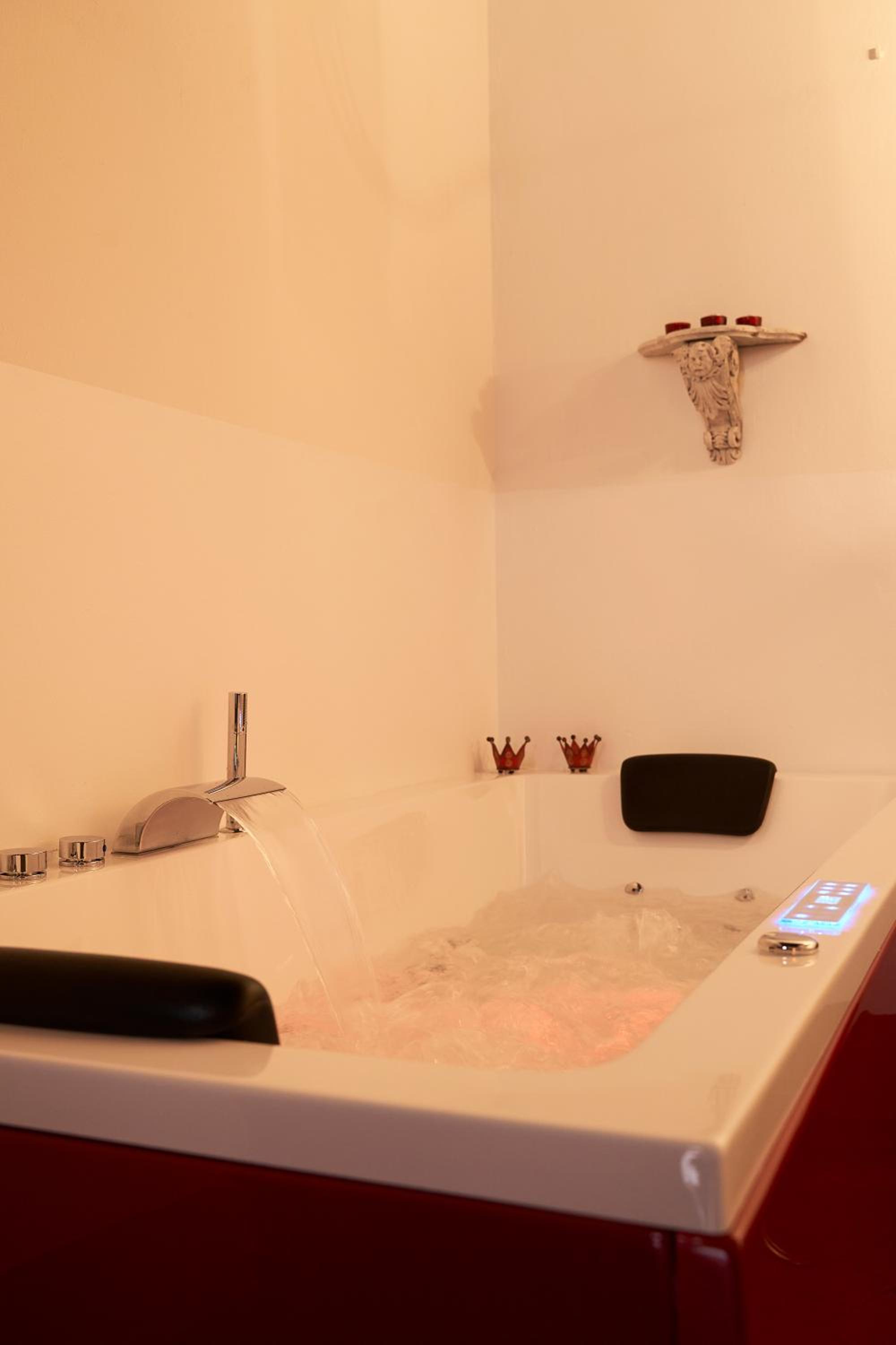Queen Suite with Spa Bath photo 2