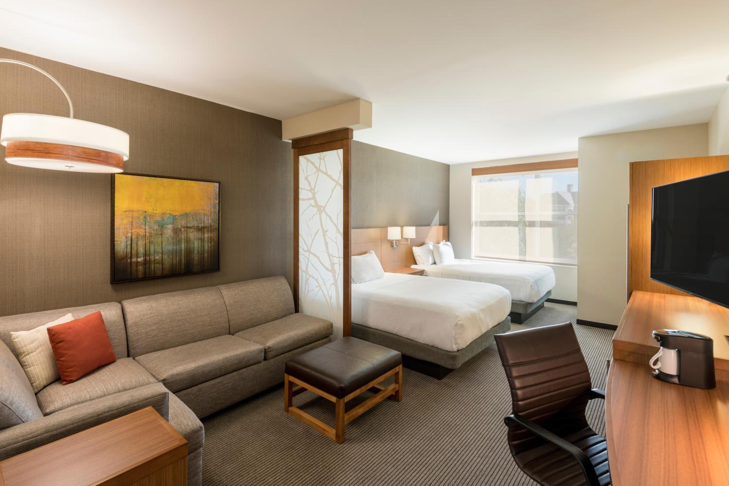 Queen Room with Two Queen Beds and Sofa Bed - High Floor photo 2