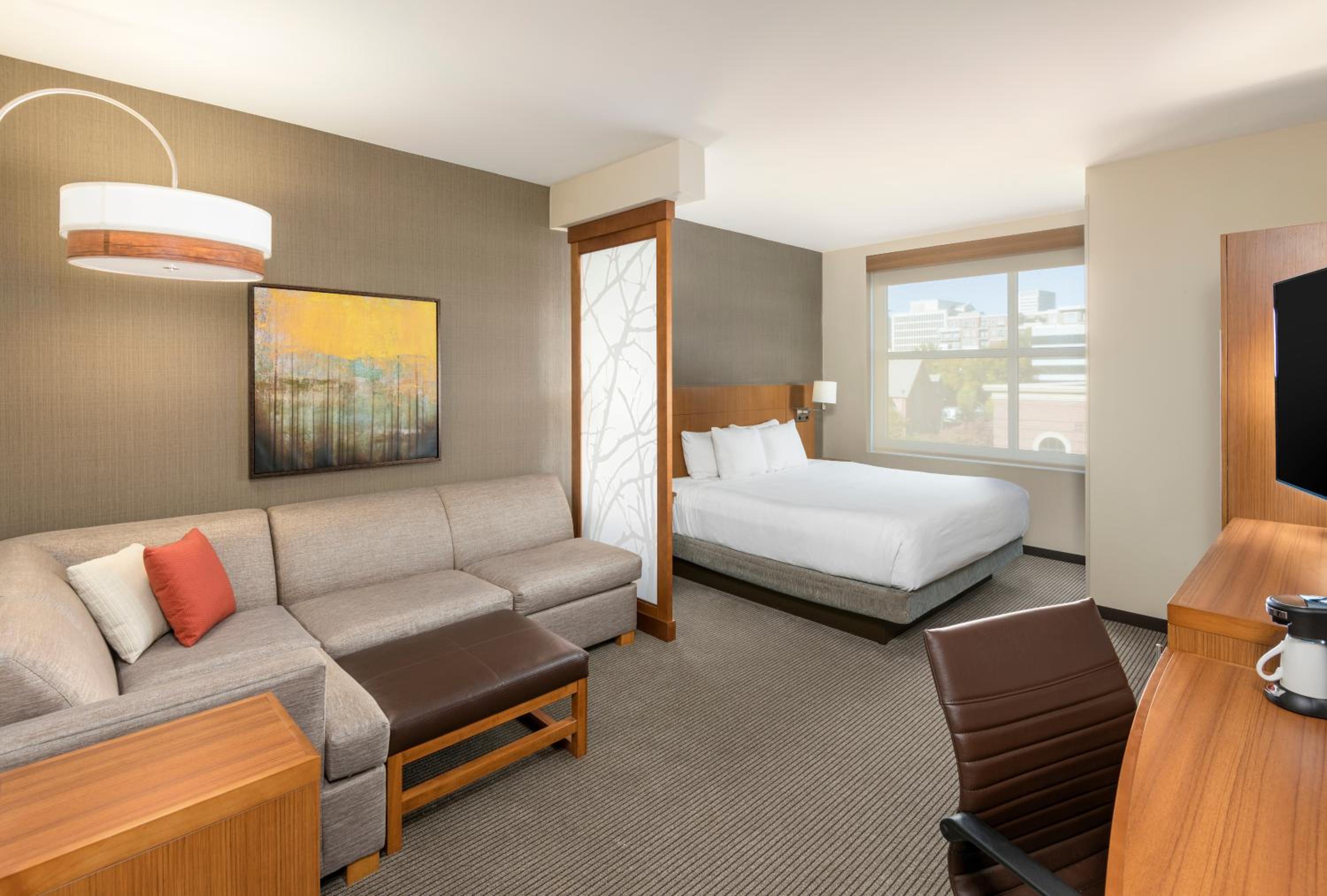 King Room with Sofa Bed - High Floor photo 3