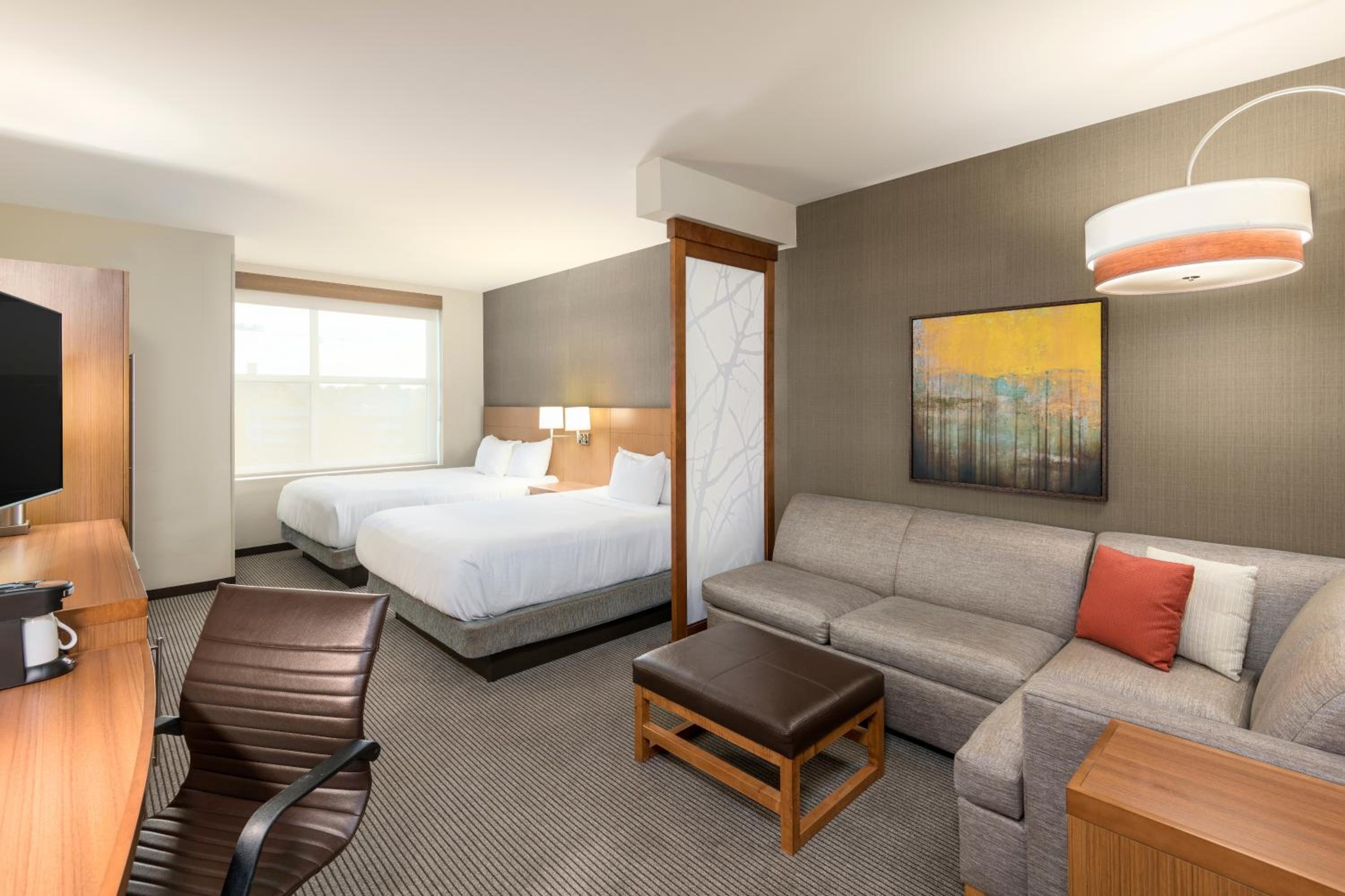 Queen Room with Two Queen Beds and Sofa Bed photo 3
