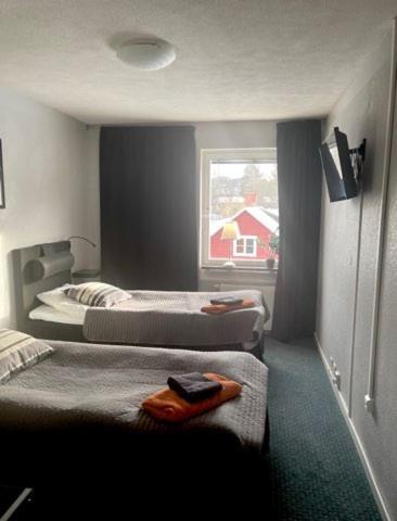Double or Twin Room with Shower - Photo 9