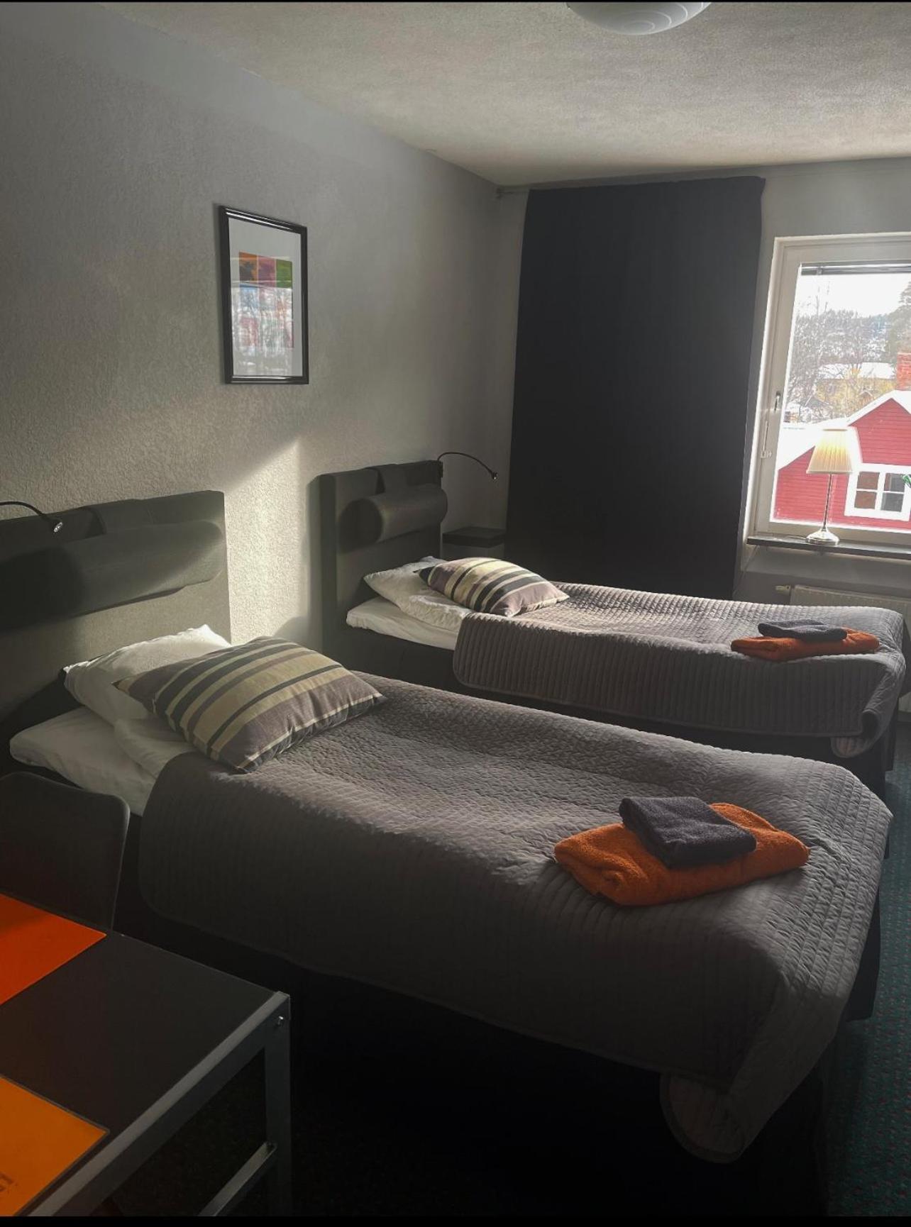 Double or Twin Room with Shower - Photo 8