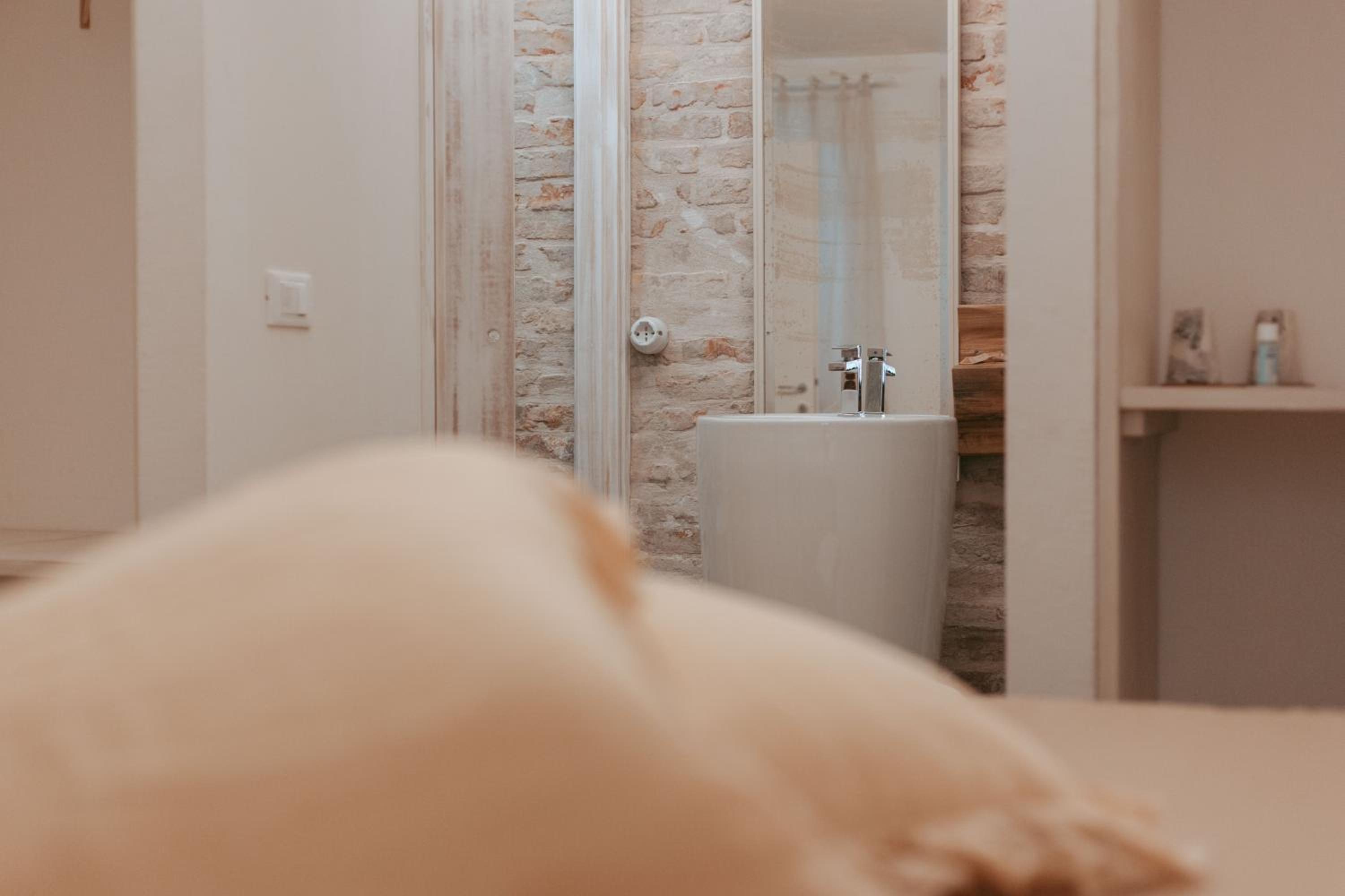 Double Room with Private Bathroom - Photo 13