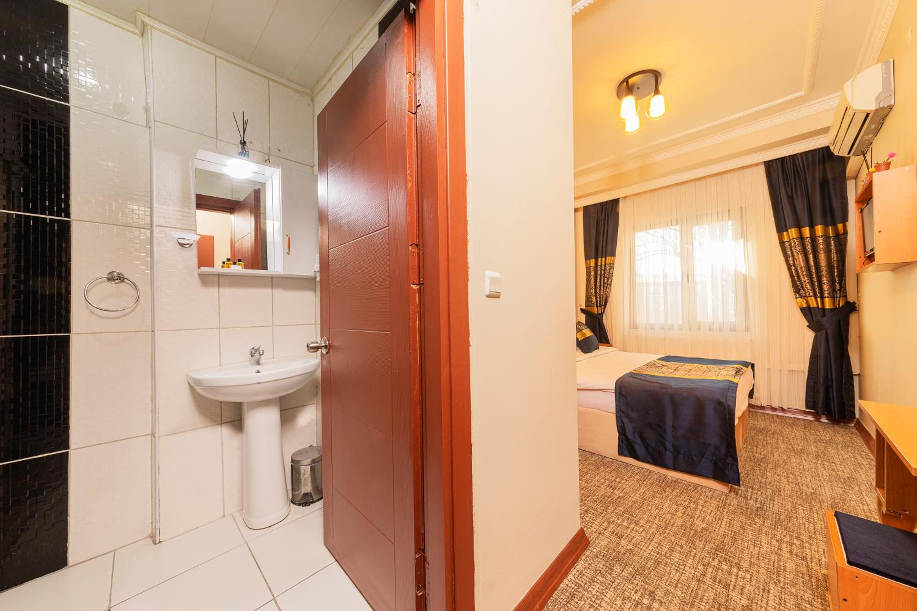 Deluxe Double Room with Balcony photo 1