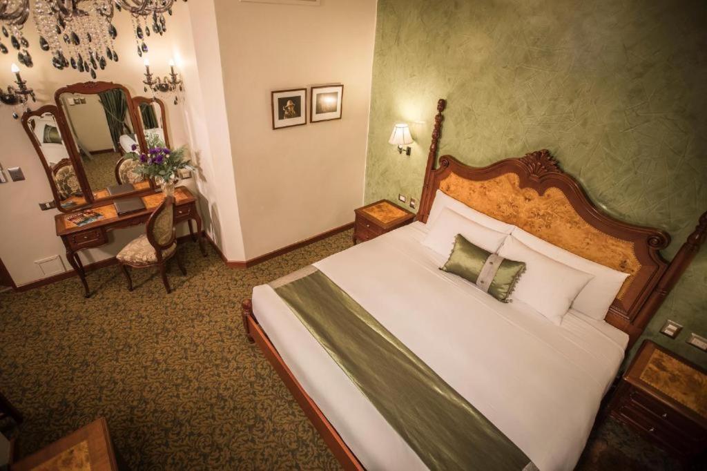 Deluxe Room with Hall View - 1 Kind Bed - Photo 1