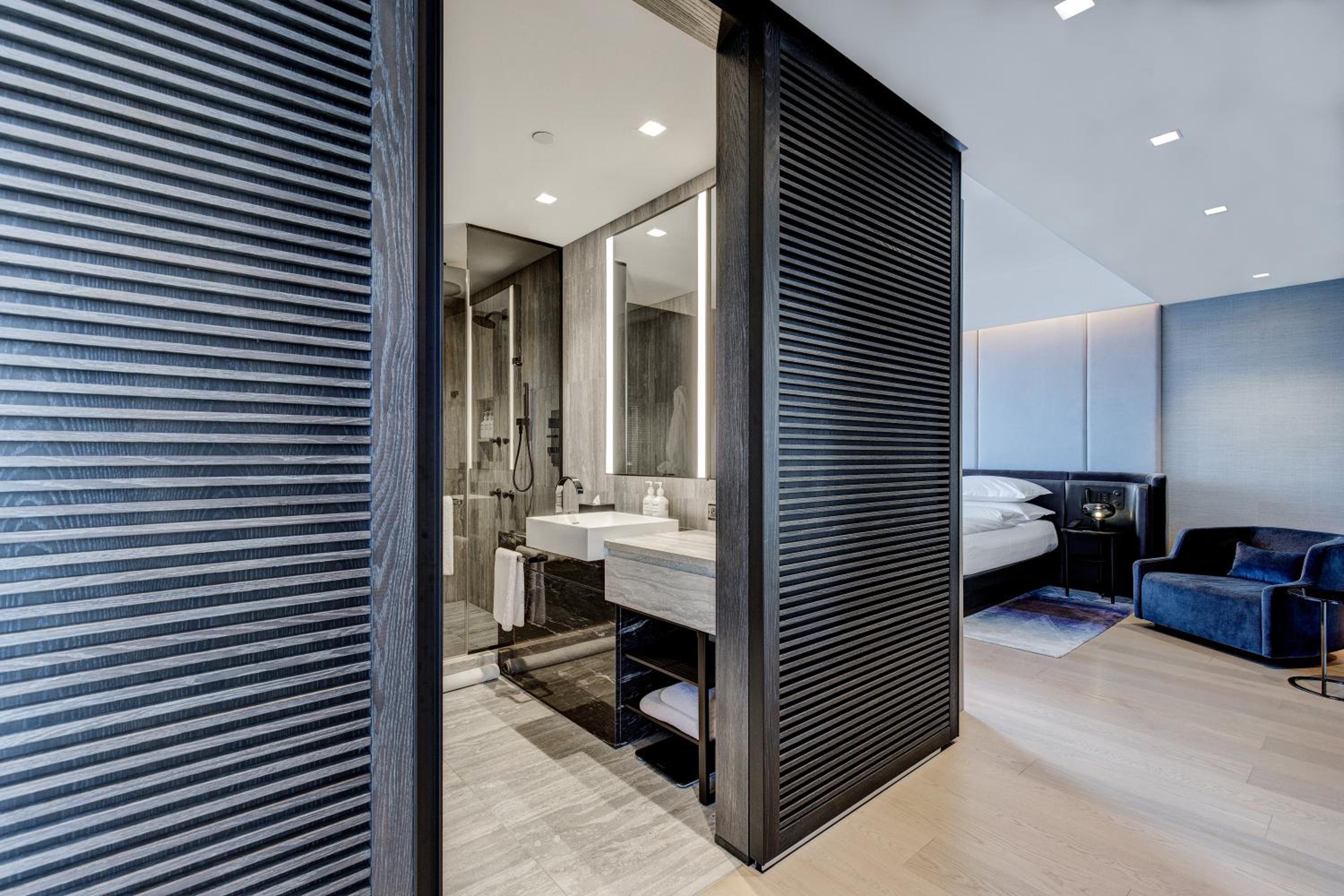 Deluxe City View One Bedroom Corner Suite, 1 King Bed