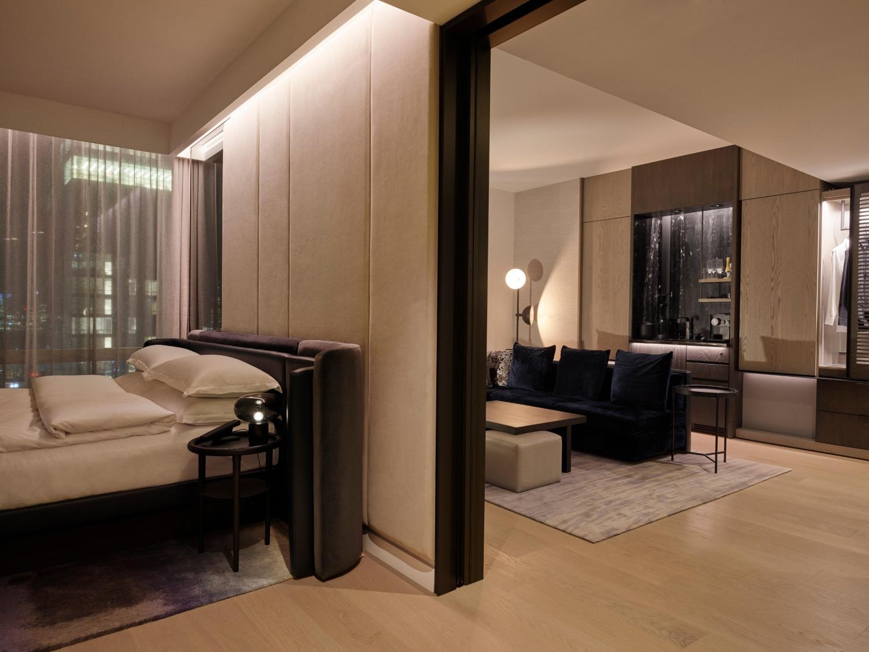 Premier Skyline View One Bedroom Corner Suite, 1 King Bed