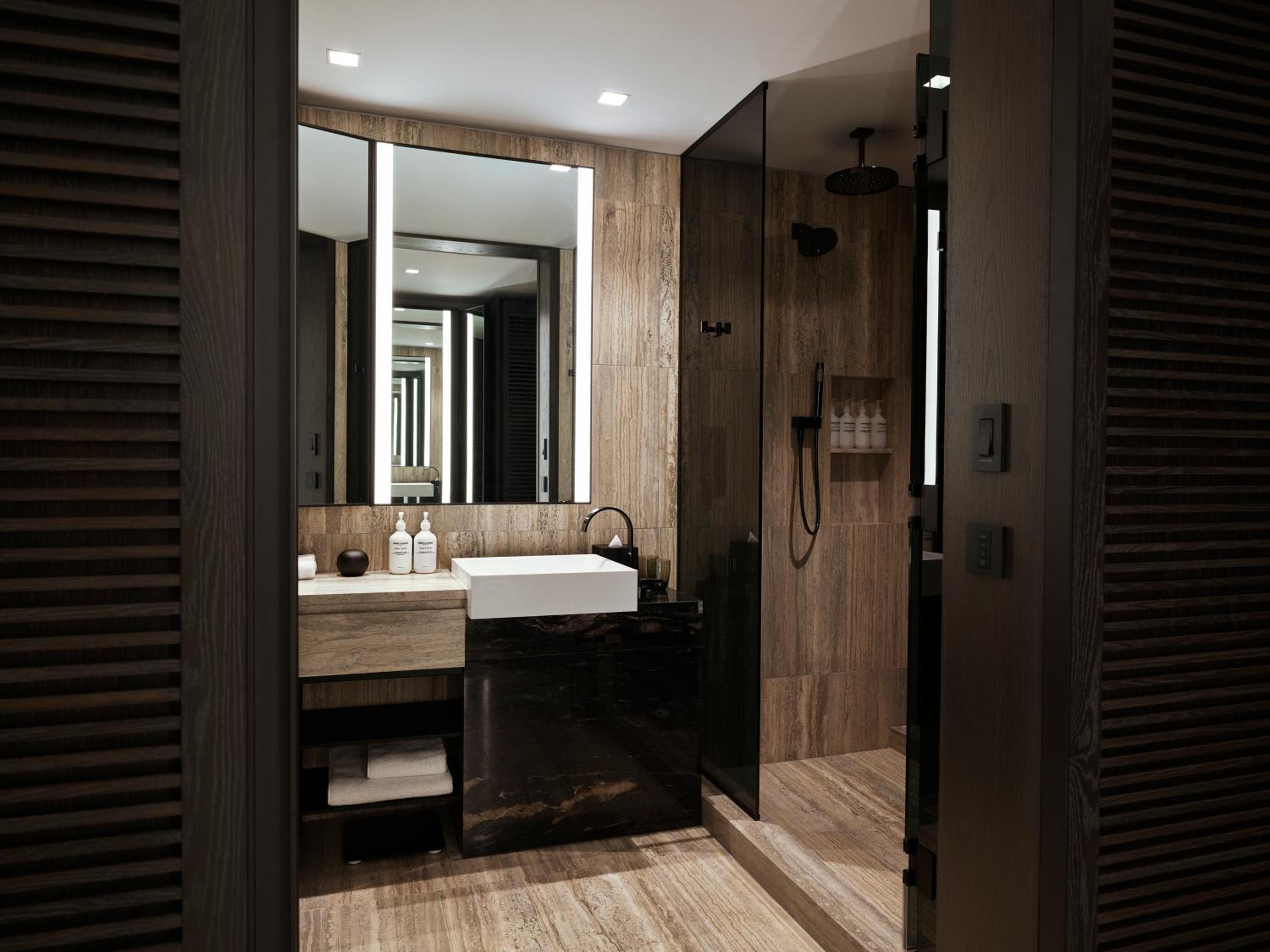 Deluxe City View Guestroom, 2 Double Beds Mobility Accessible