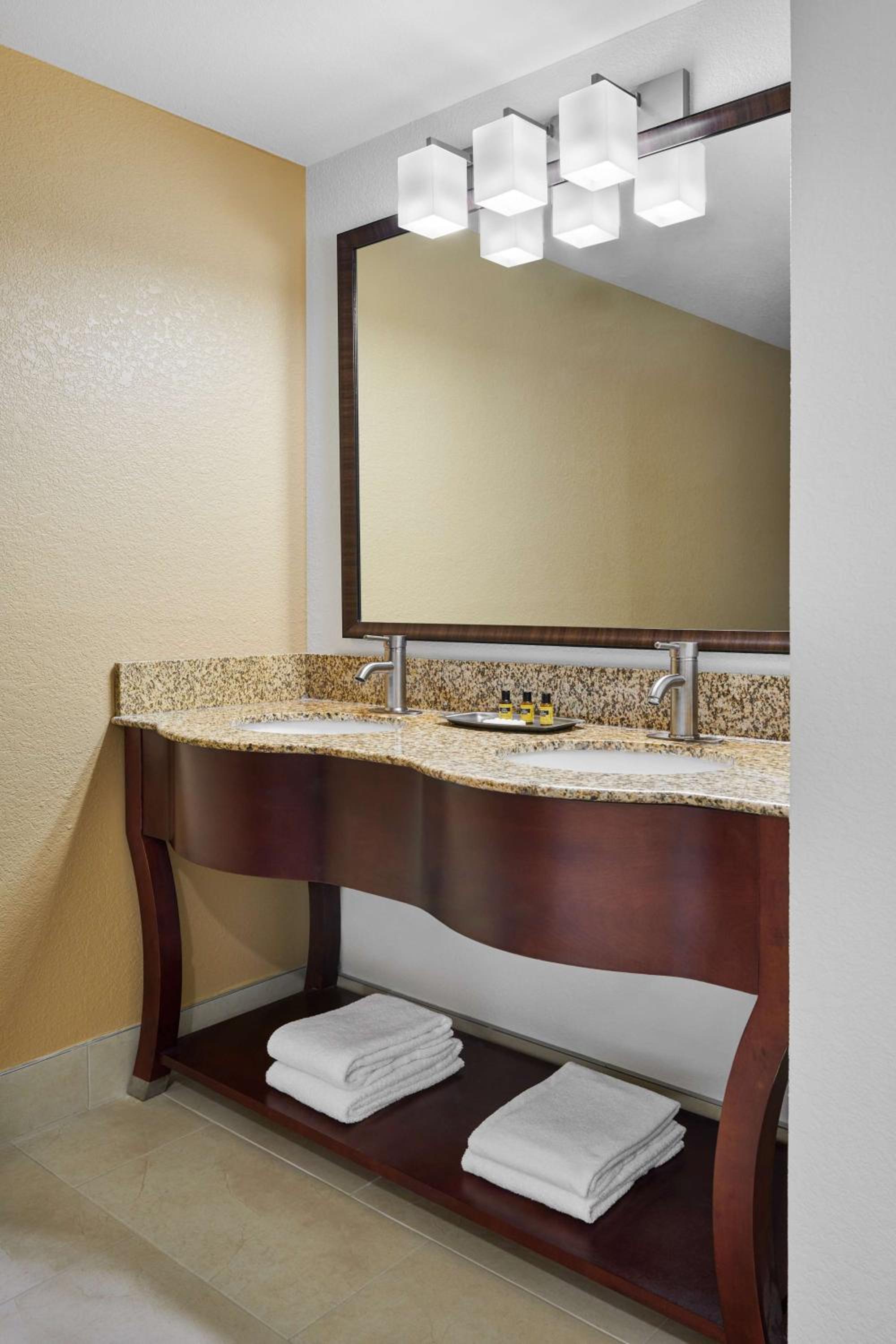 One-Bedroom King Suite with Sofa Bed, Spa Bath and Wet Bar - Non-Smoking - Photo 4