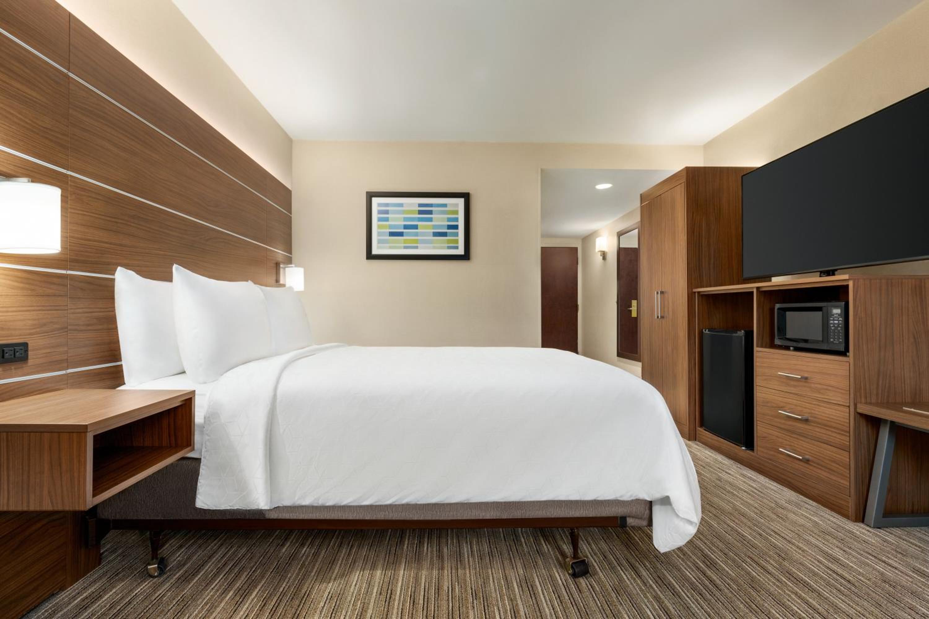 Queen Room with Hearing Mobility Accessible Tub - Non-Smoking - Photo 2