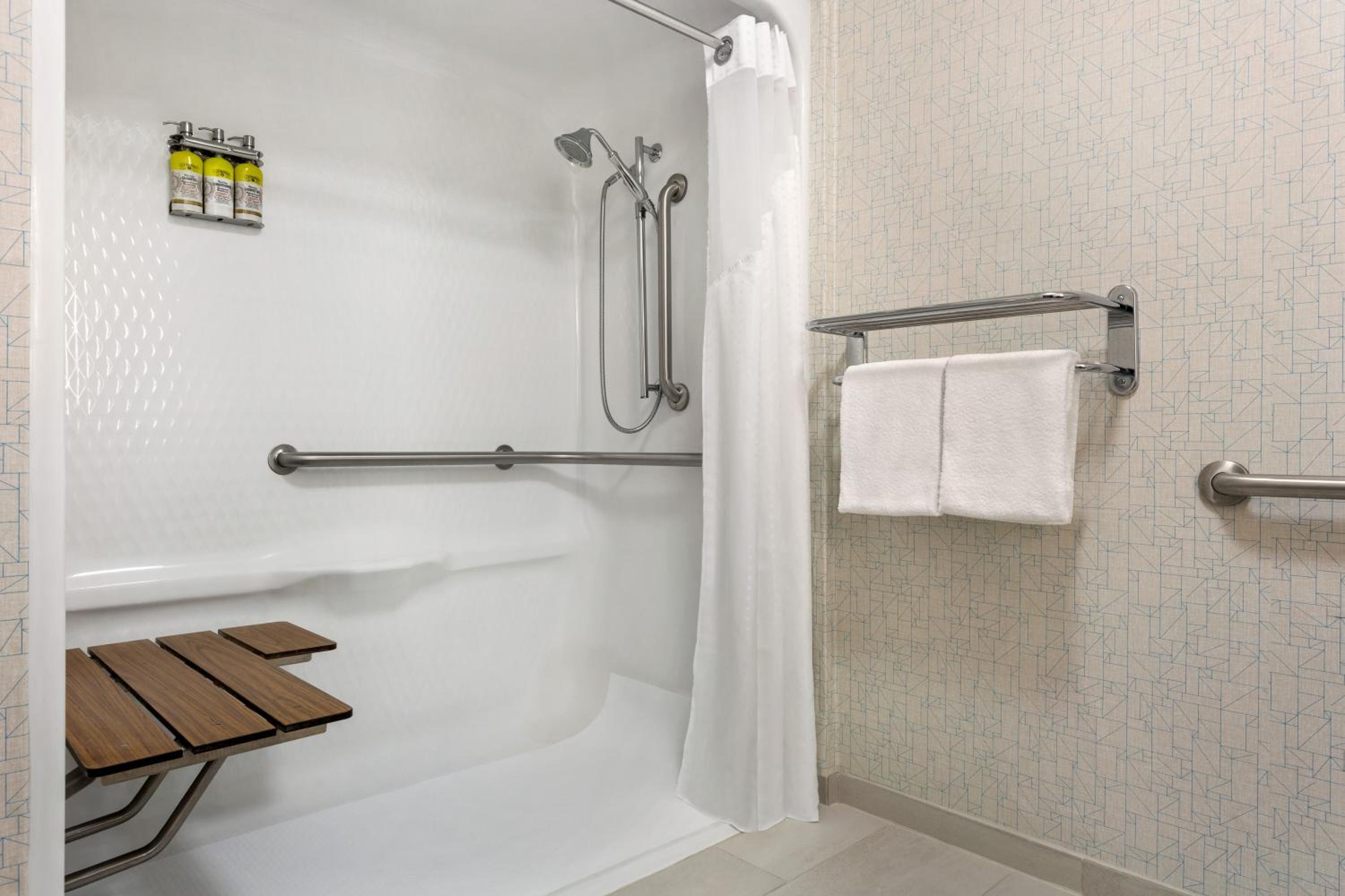 Queen Room - Hearing Accessible with Roll-In Shower - Photo 7