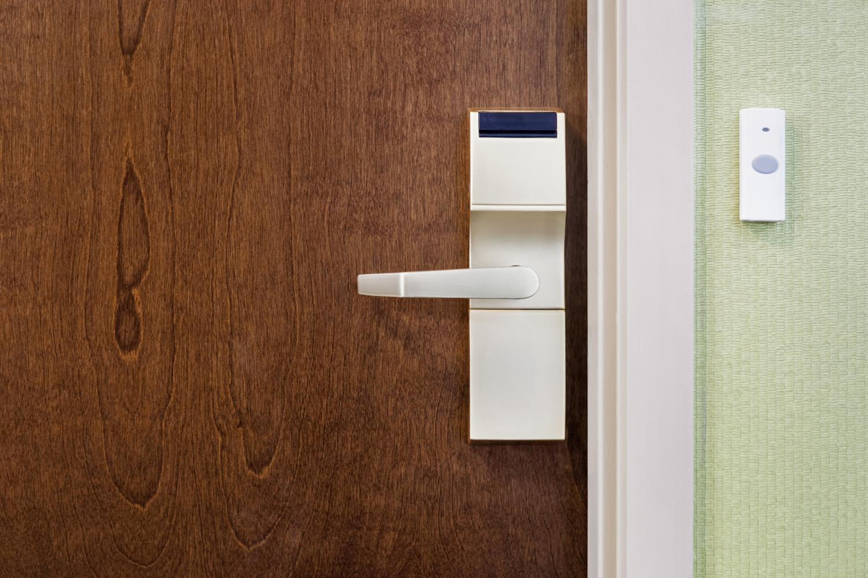 Queen Room with Hearing Mobility Accessible Tub - Non-Smoking - Photo 6
