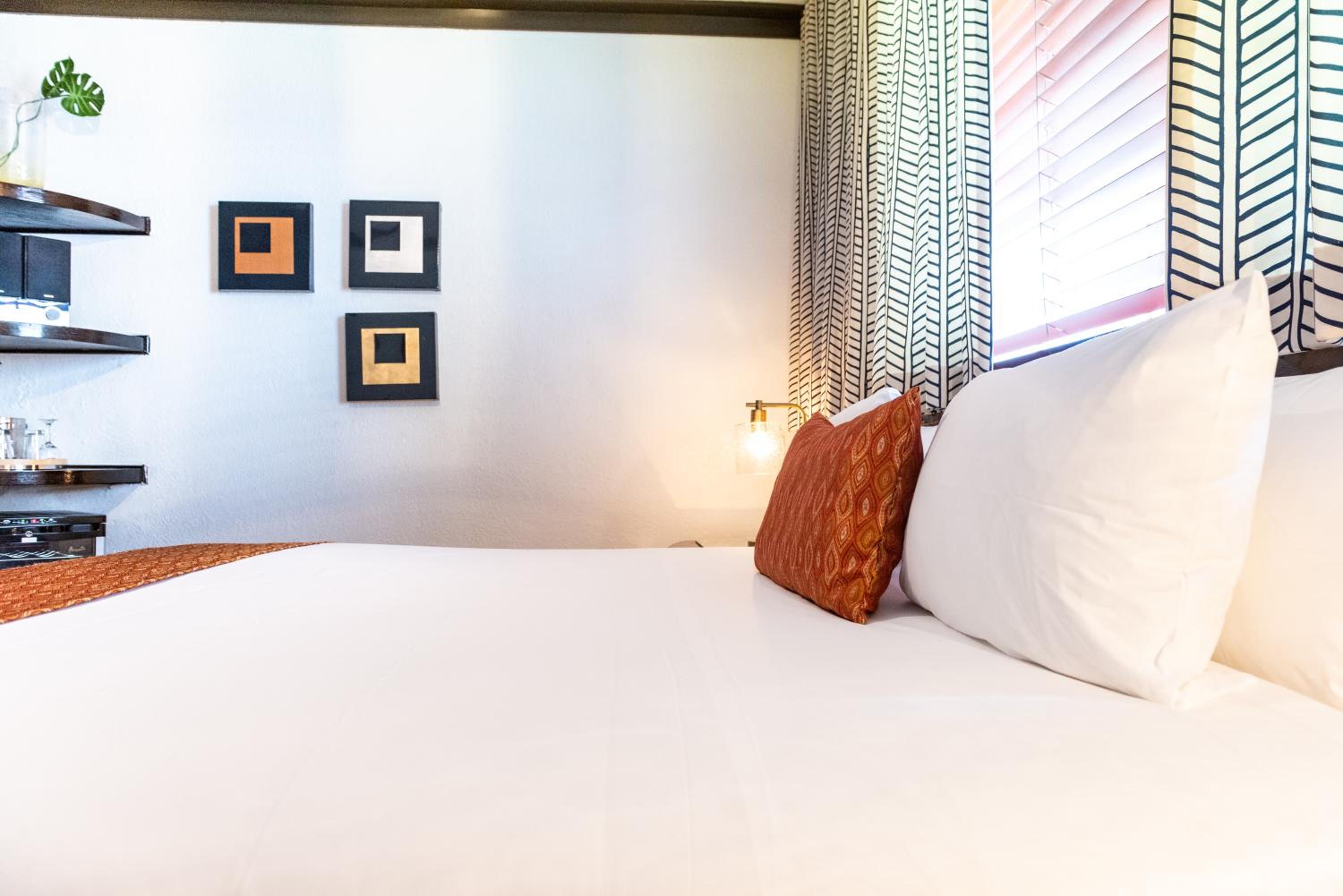 Standard King Room - Photo 11