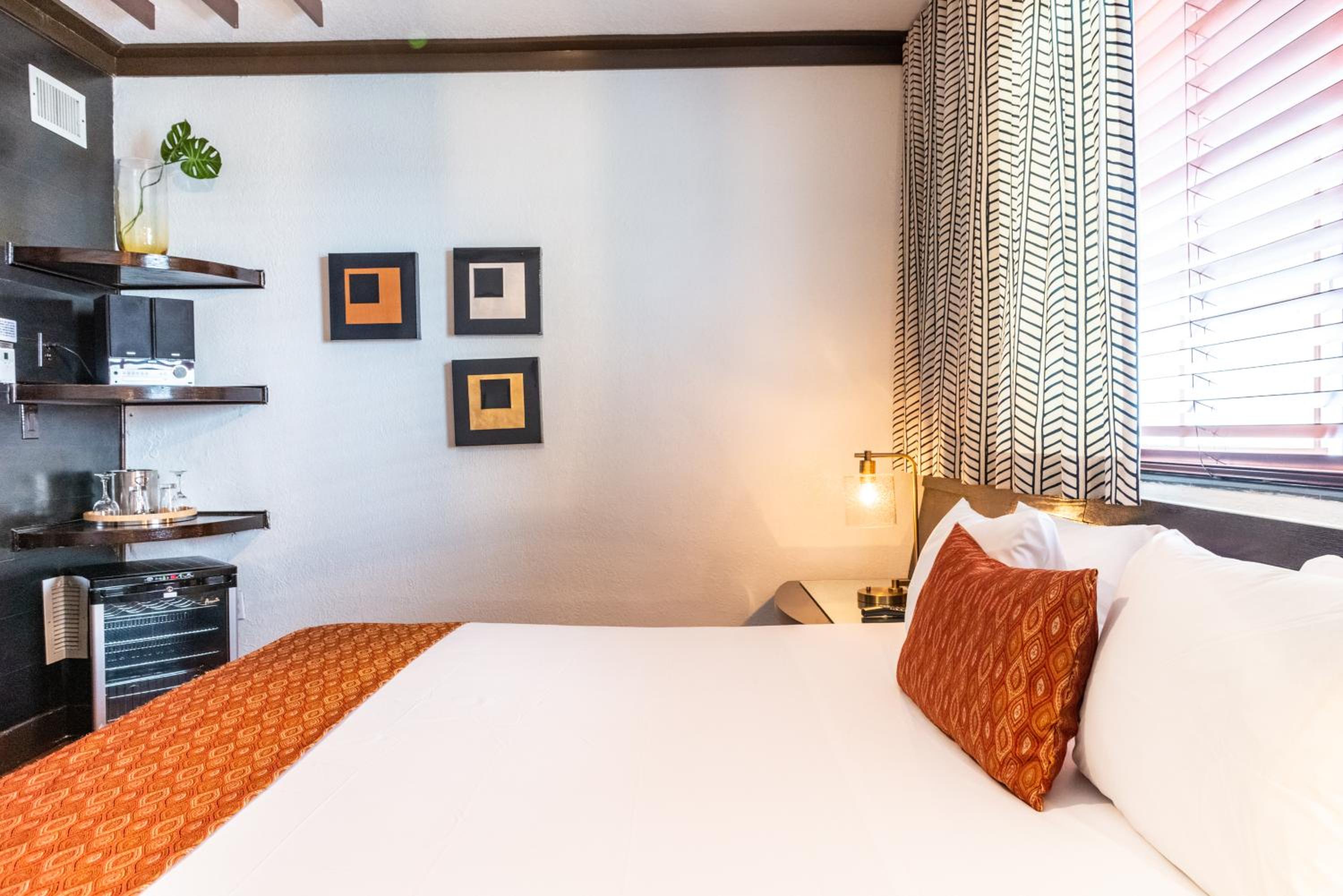 Standard King Room - Photo 8