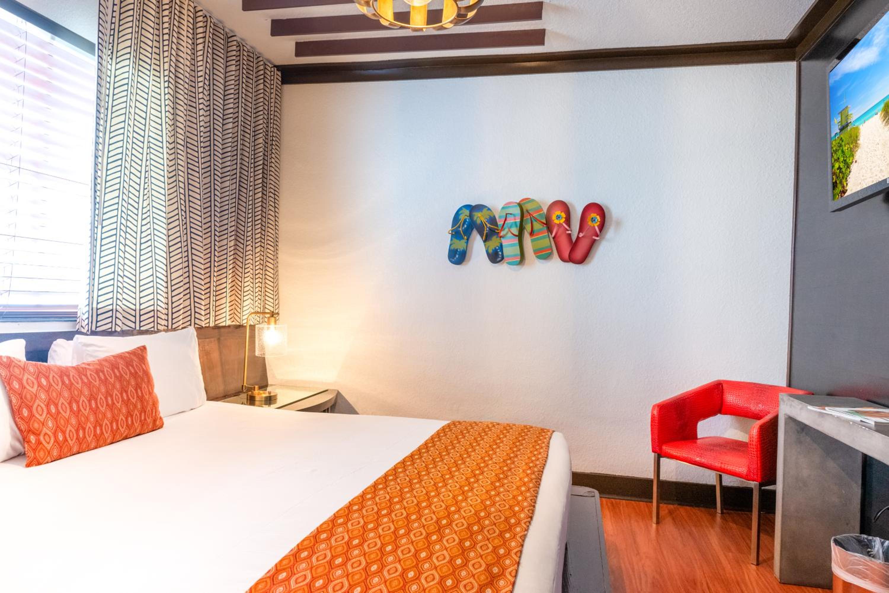 Standard King Room - Photo 15