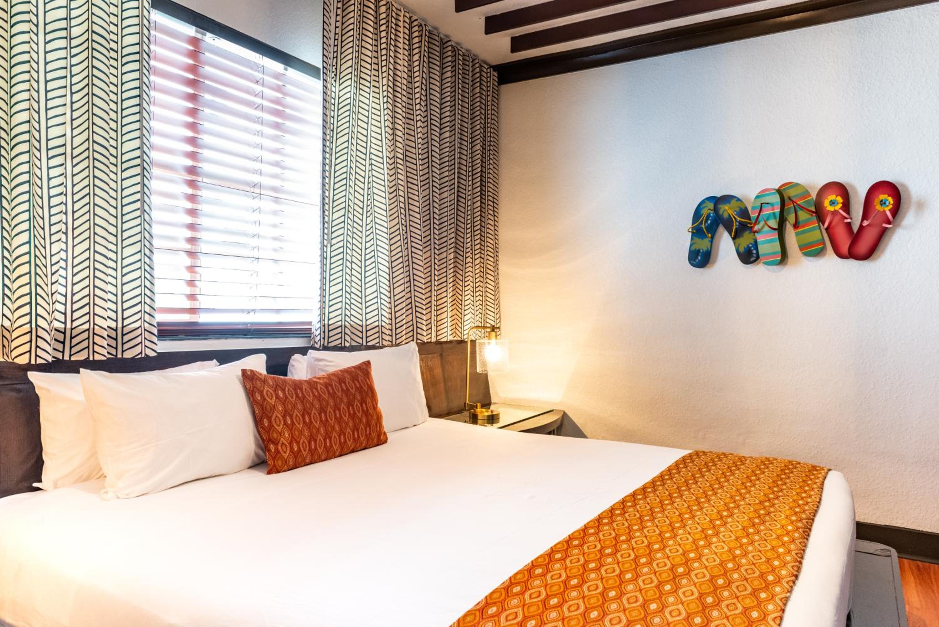 Standard King Room - Photo 10