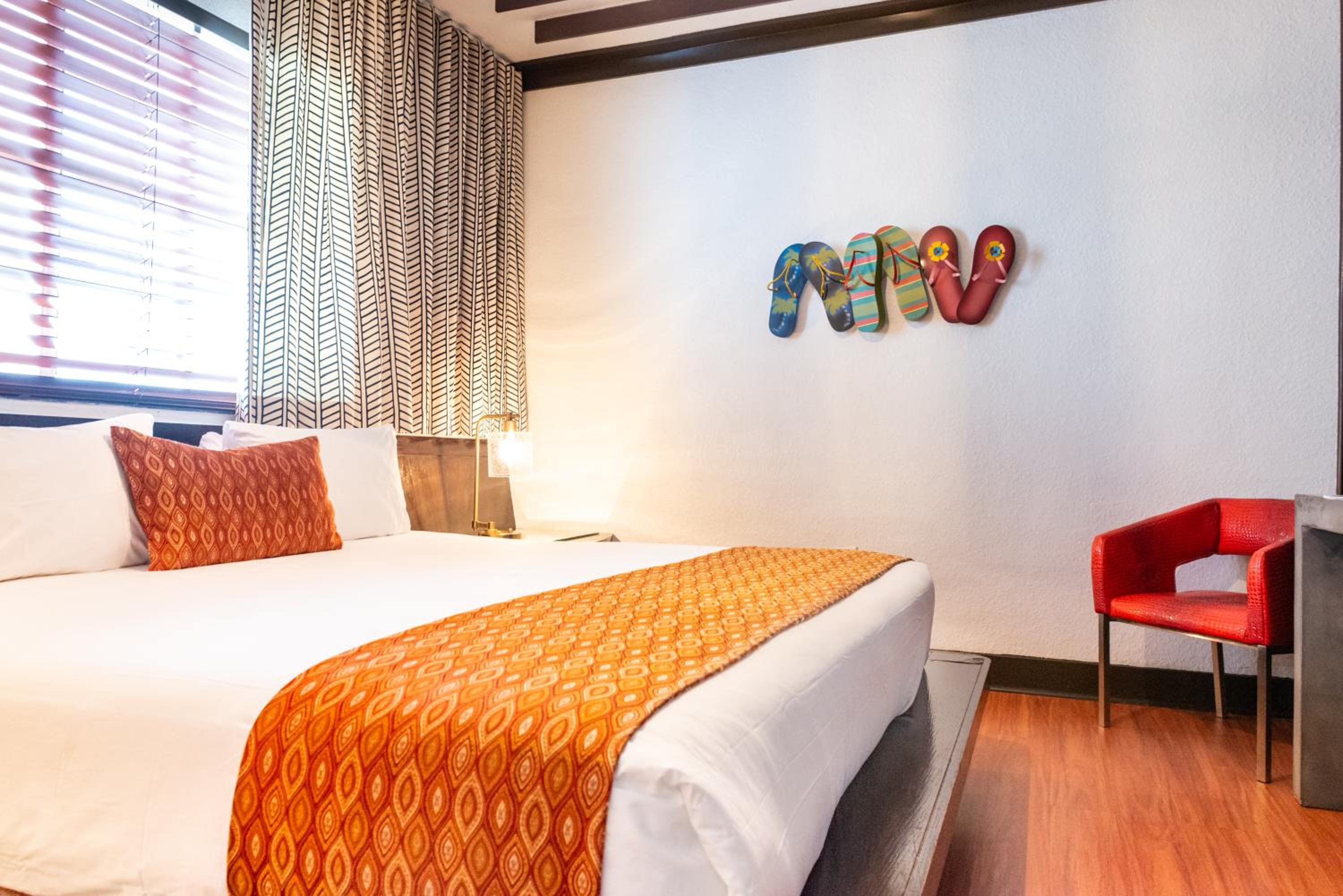Standard King Room - Photo 12