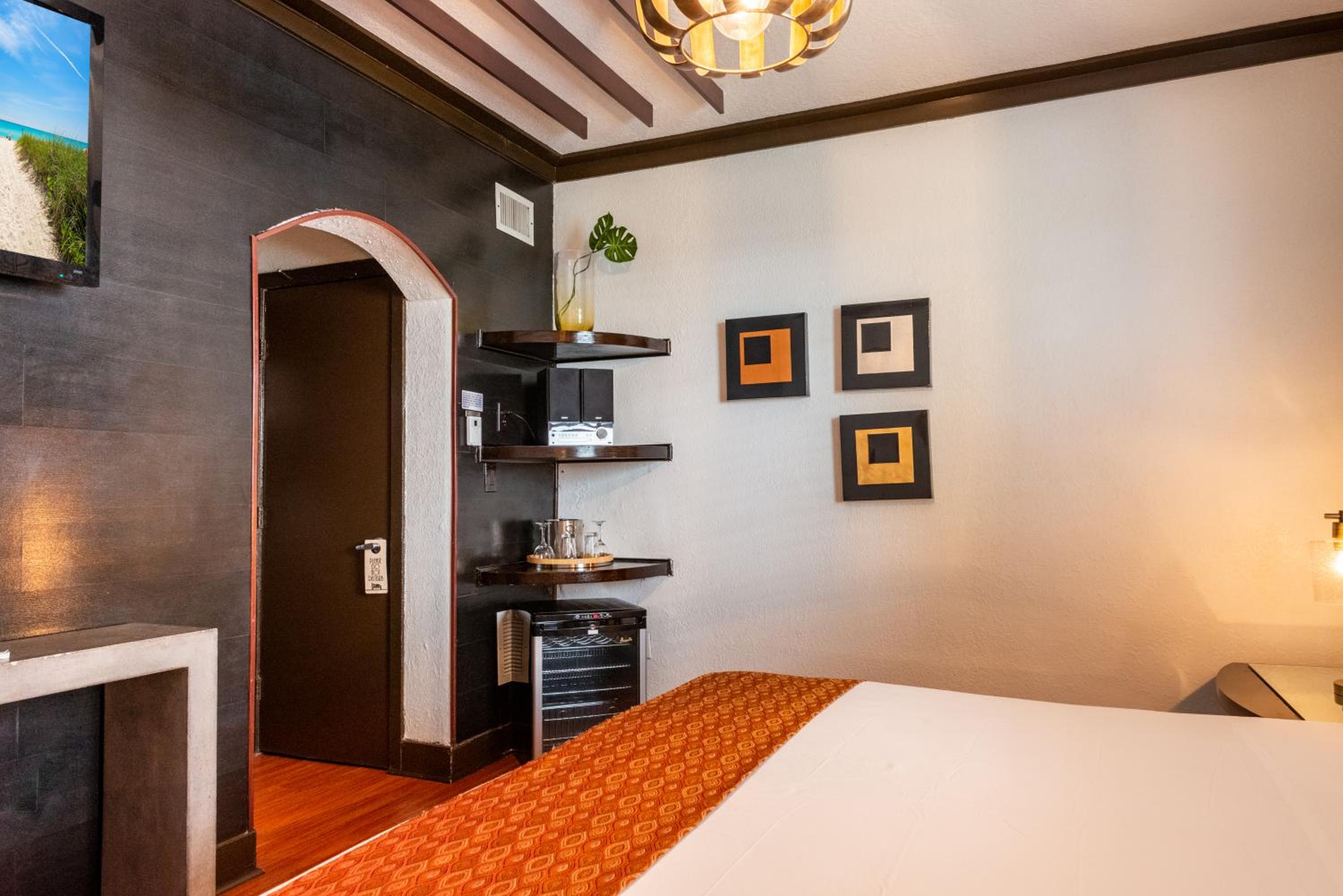 Standard King Room - Photo 13