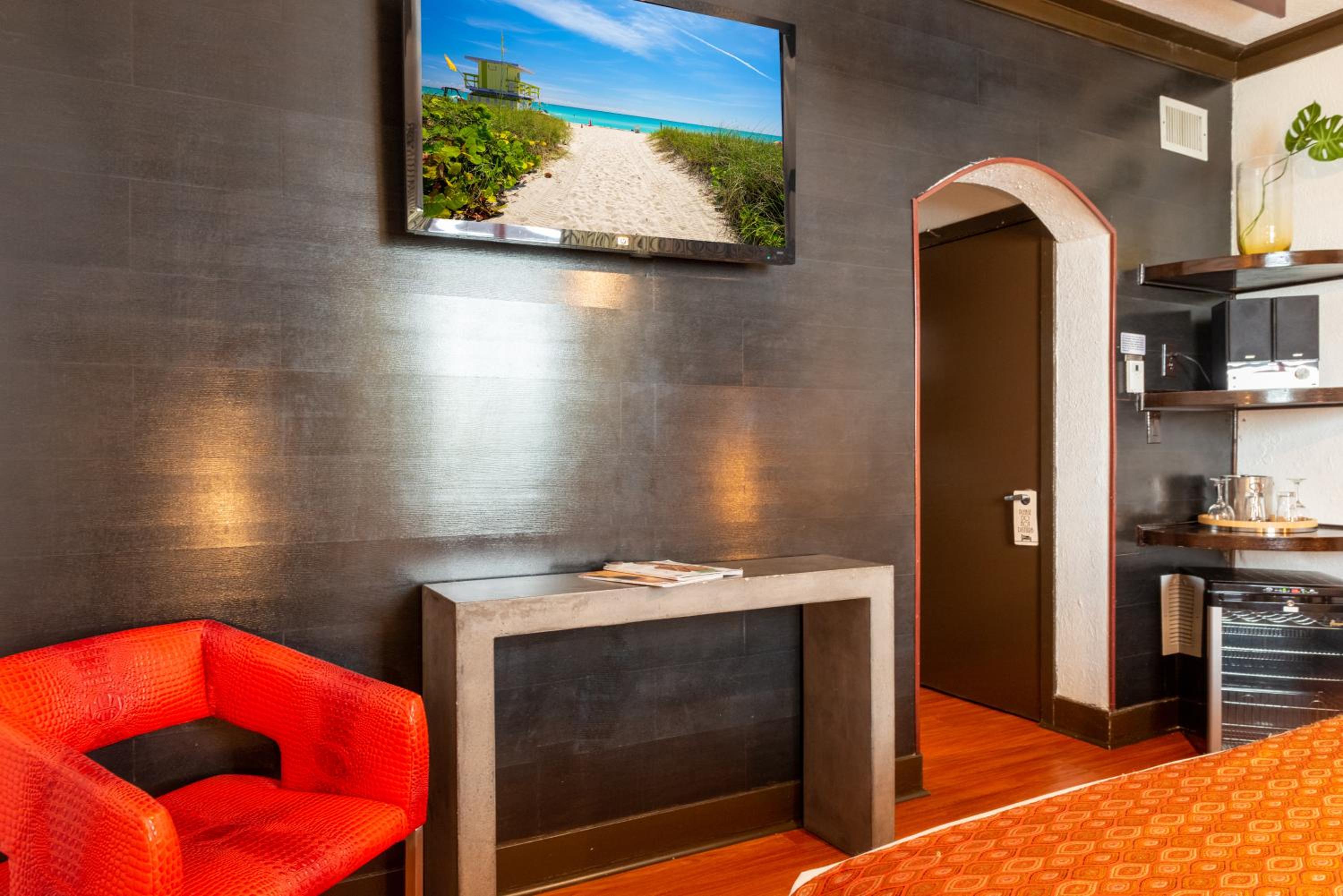 Standard King Room - Photo 9