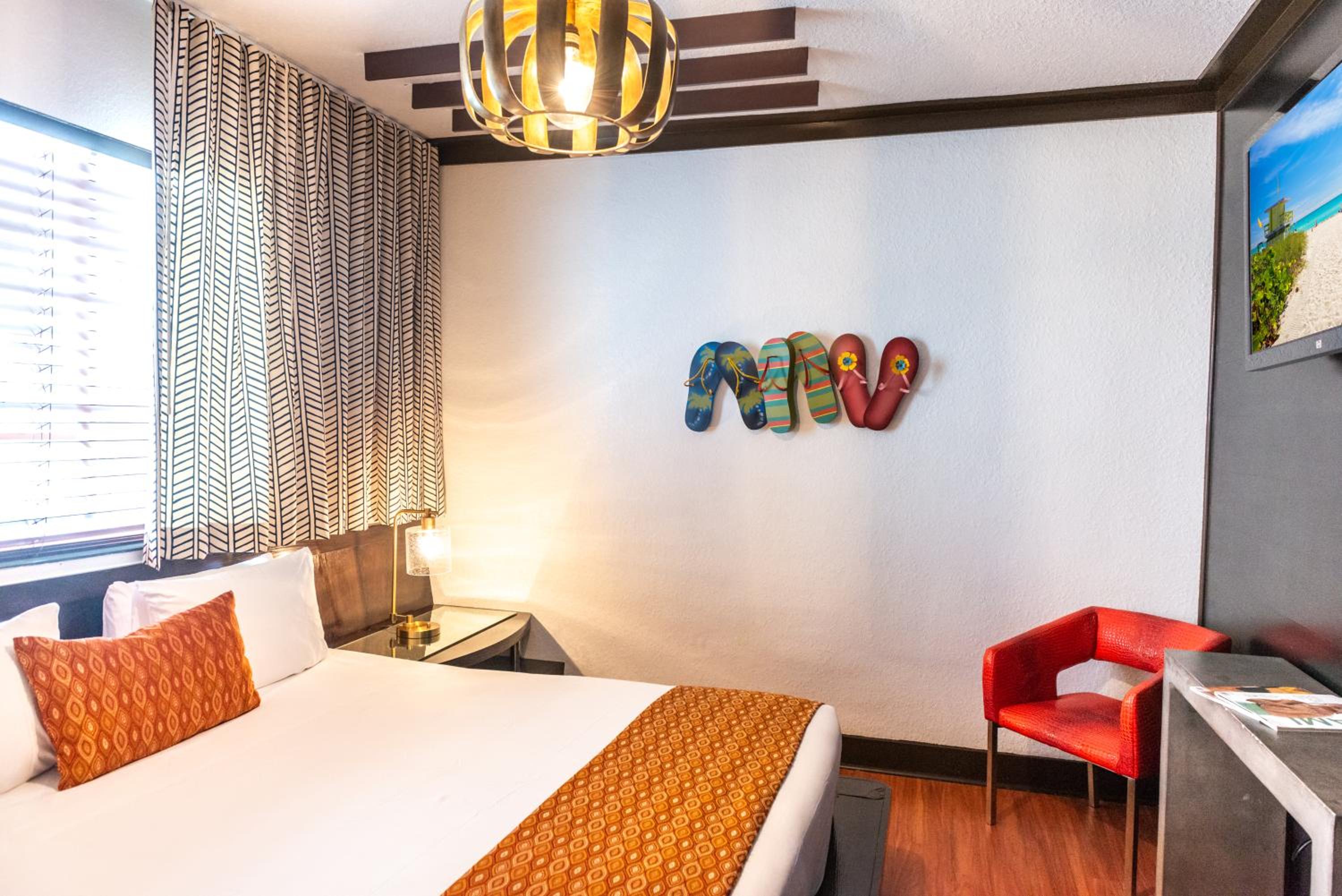 Standard King Room - Photo 7