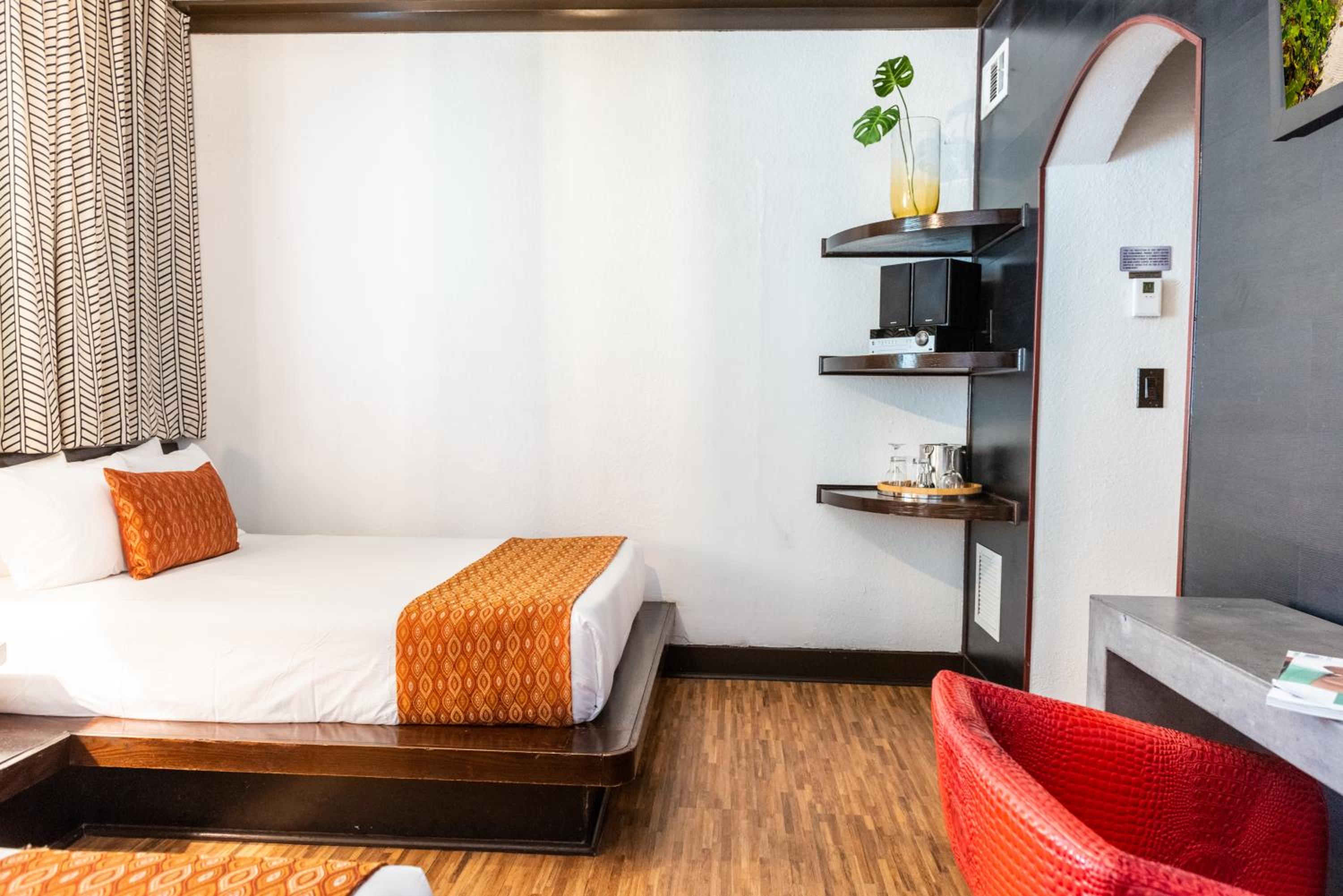 Standard Double Room - Photo 8