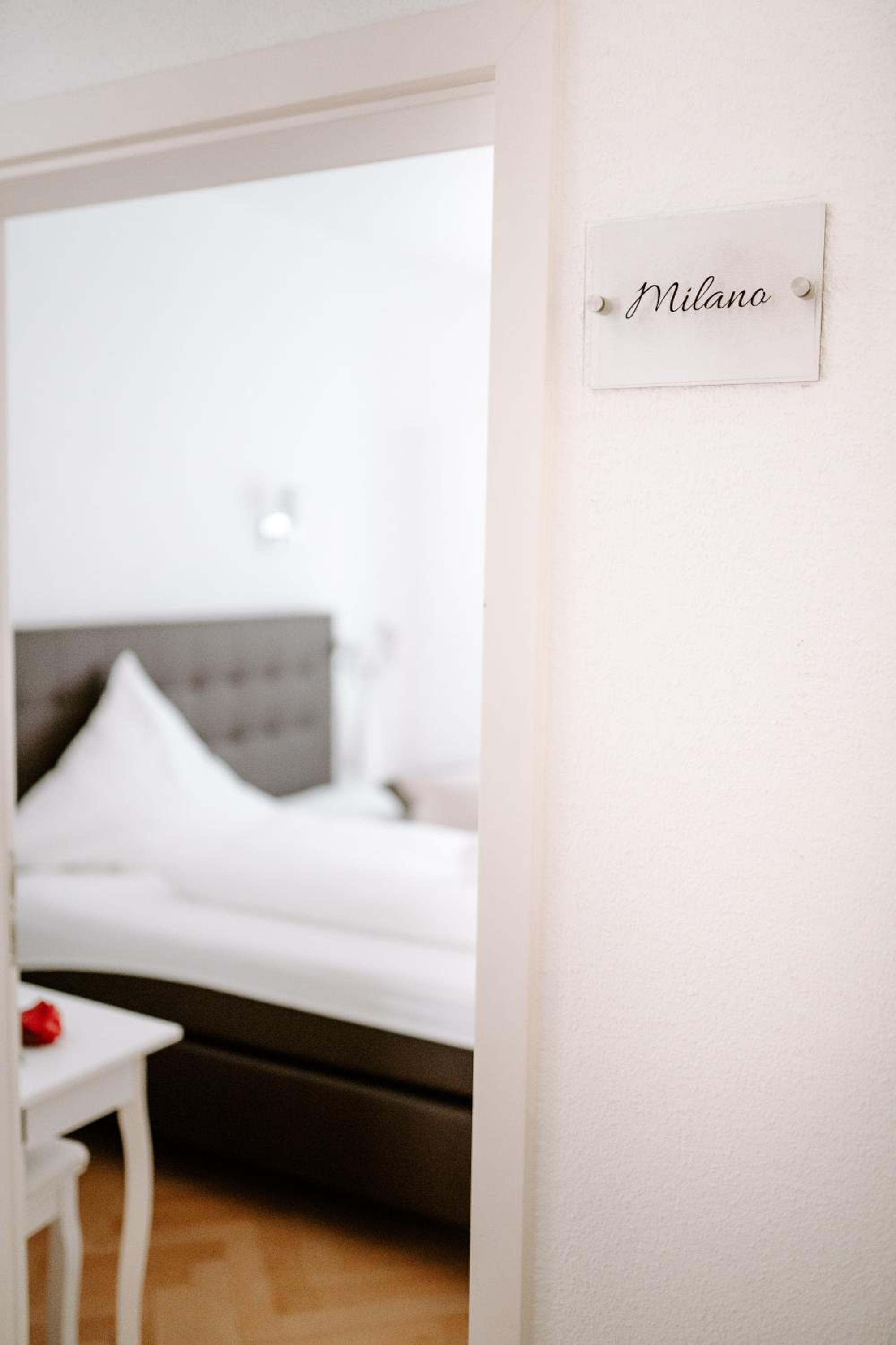 Standard Double Room - Photo 9