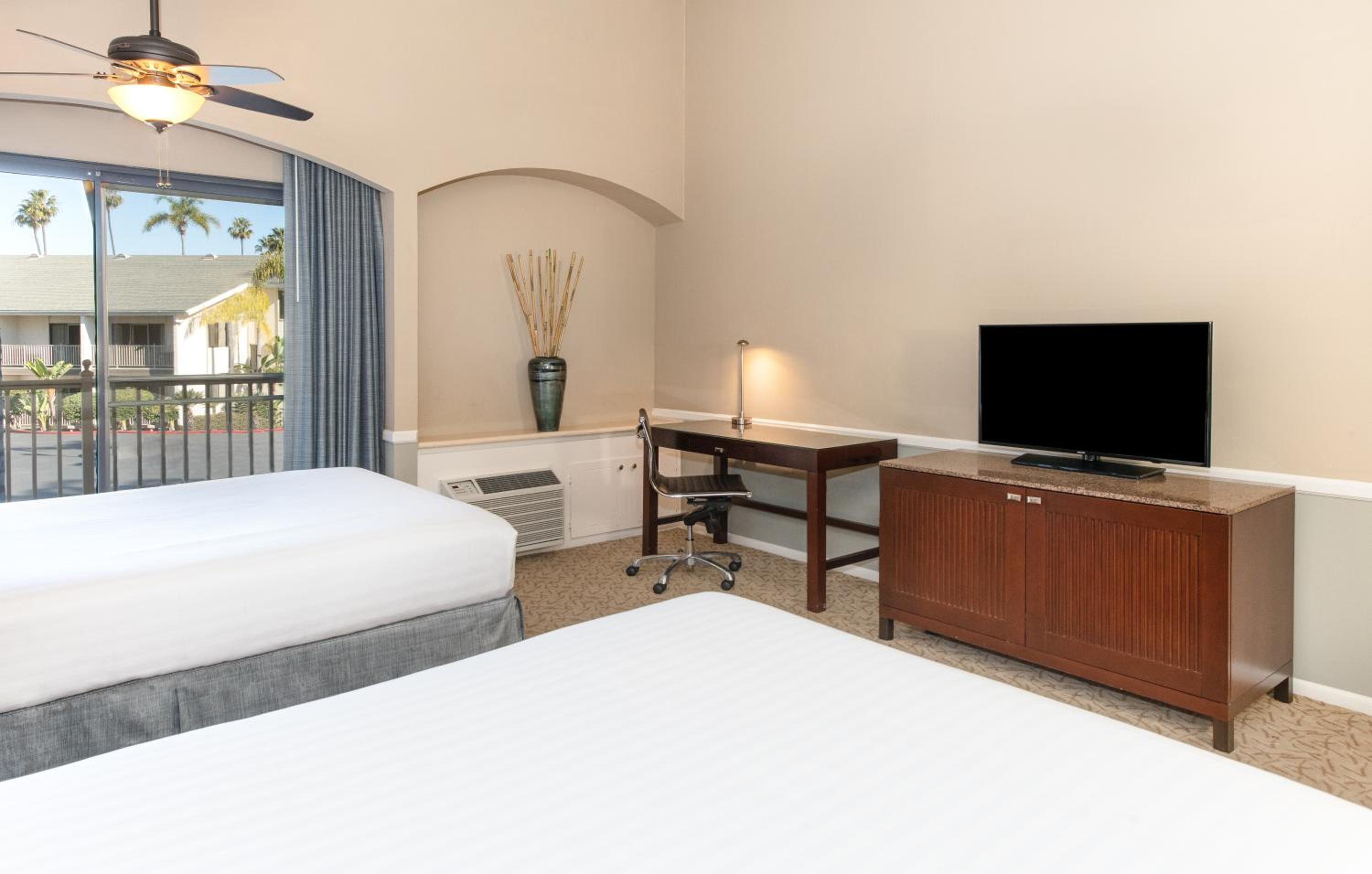 Suite with Two Queen Beds photo 2
