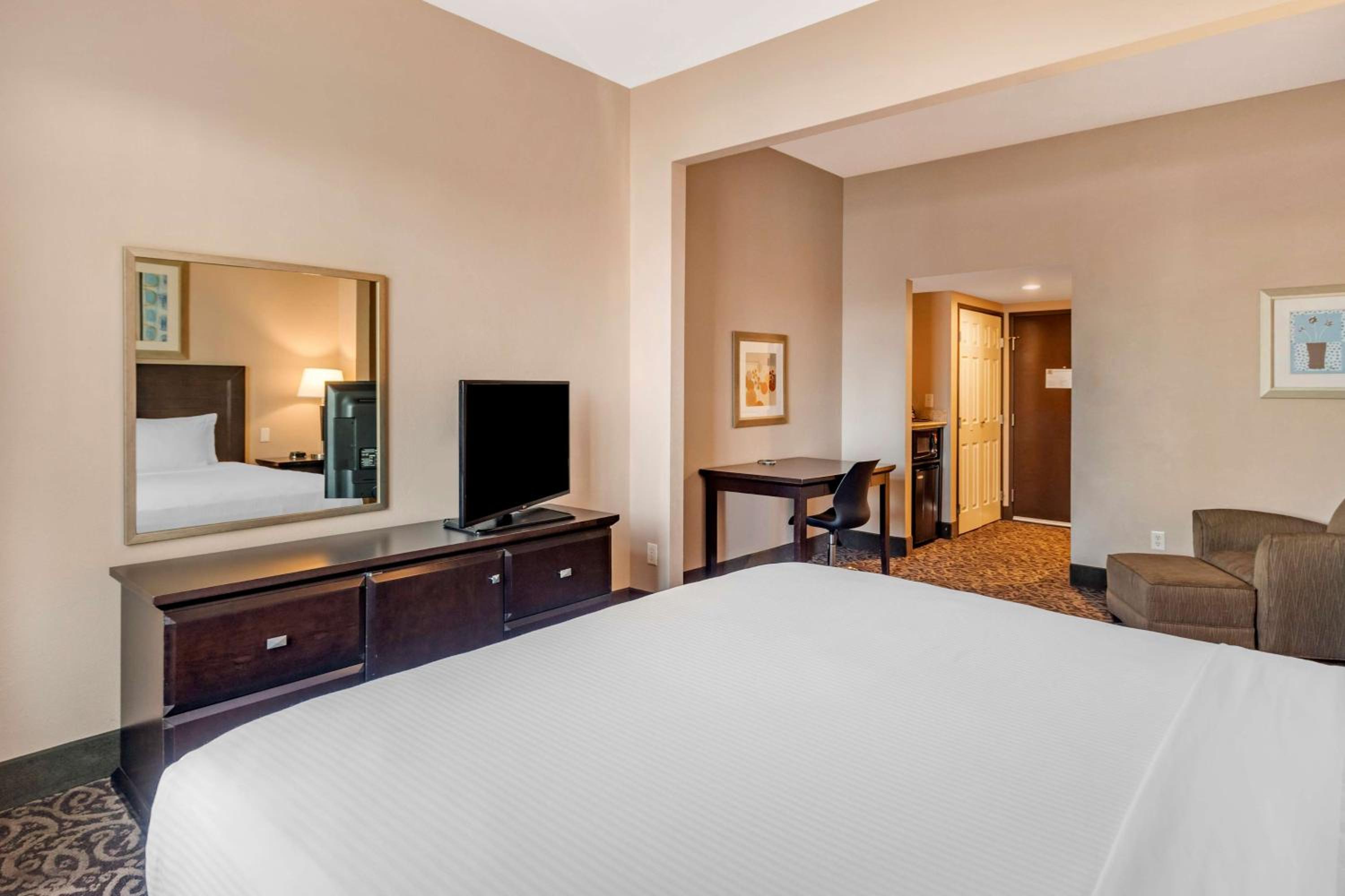 King Room - Non-Smoking - Photo 4