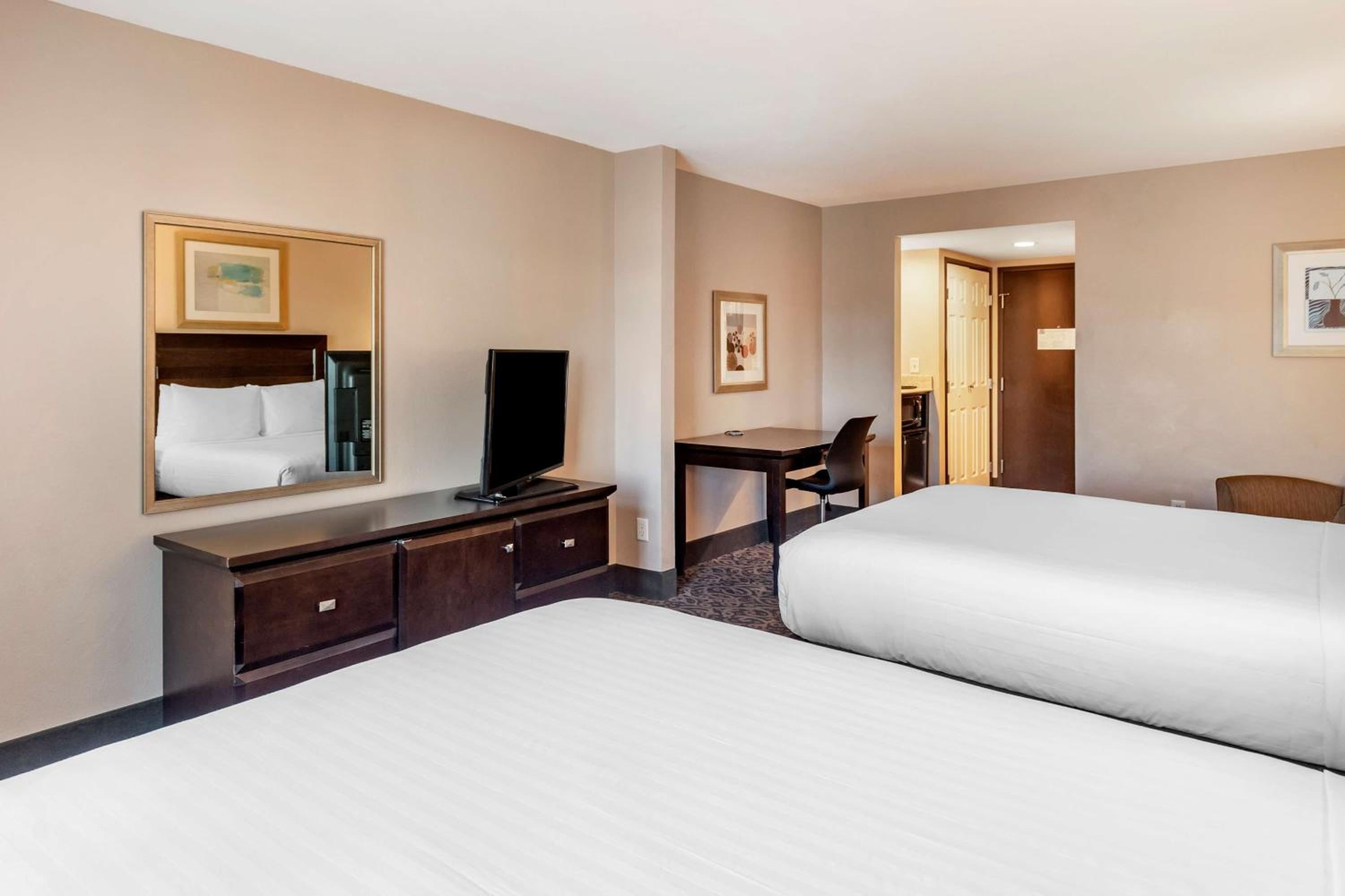 Queen Room with Two Queen Beds - Non-Smoking - Photo 2