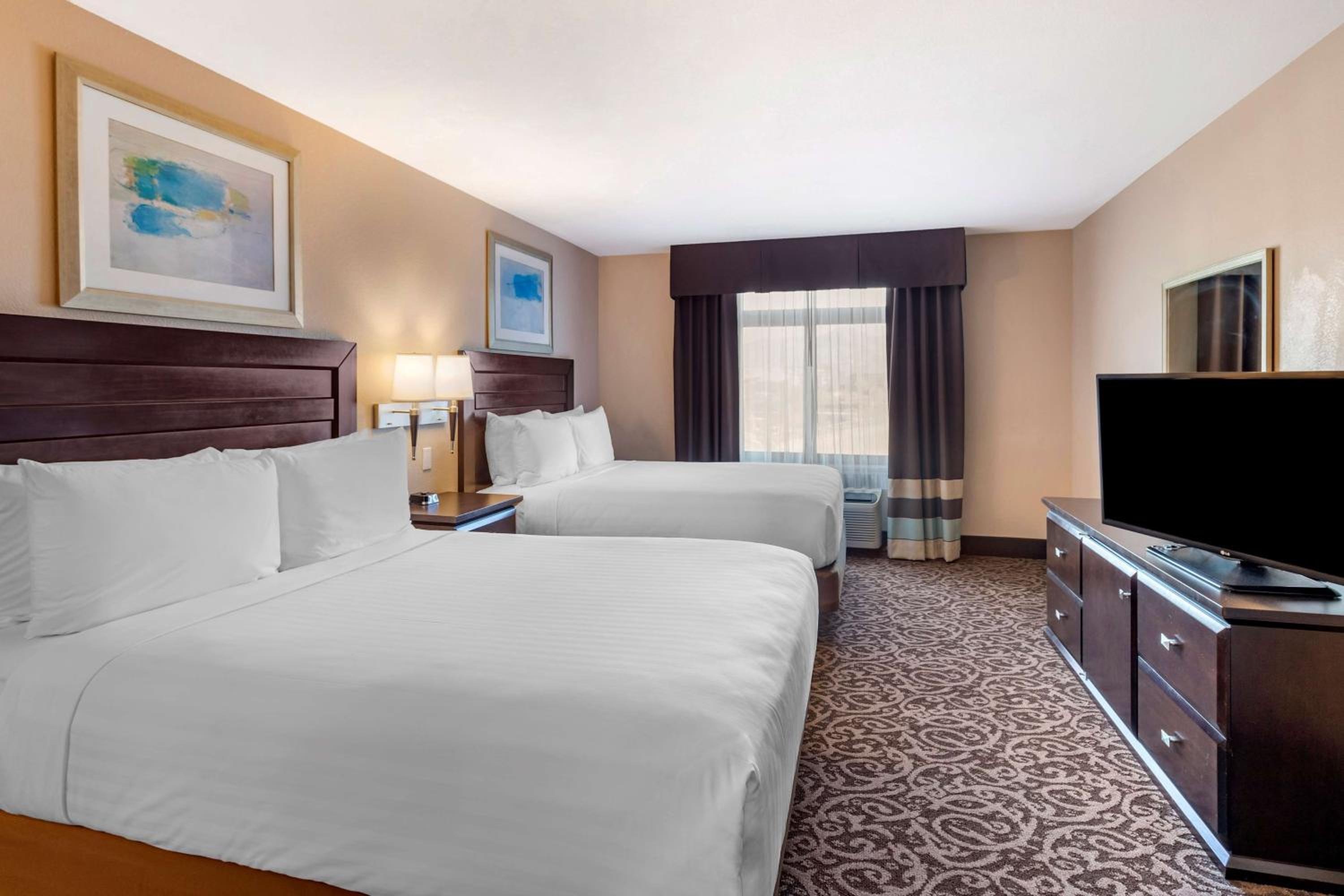 Queen Room with Two Queen Beds - Non-Smoking - Photo 1